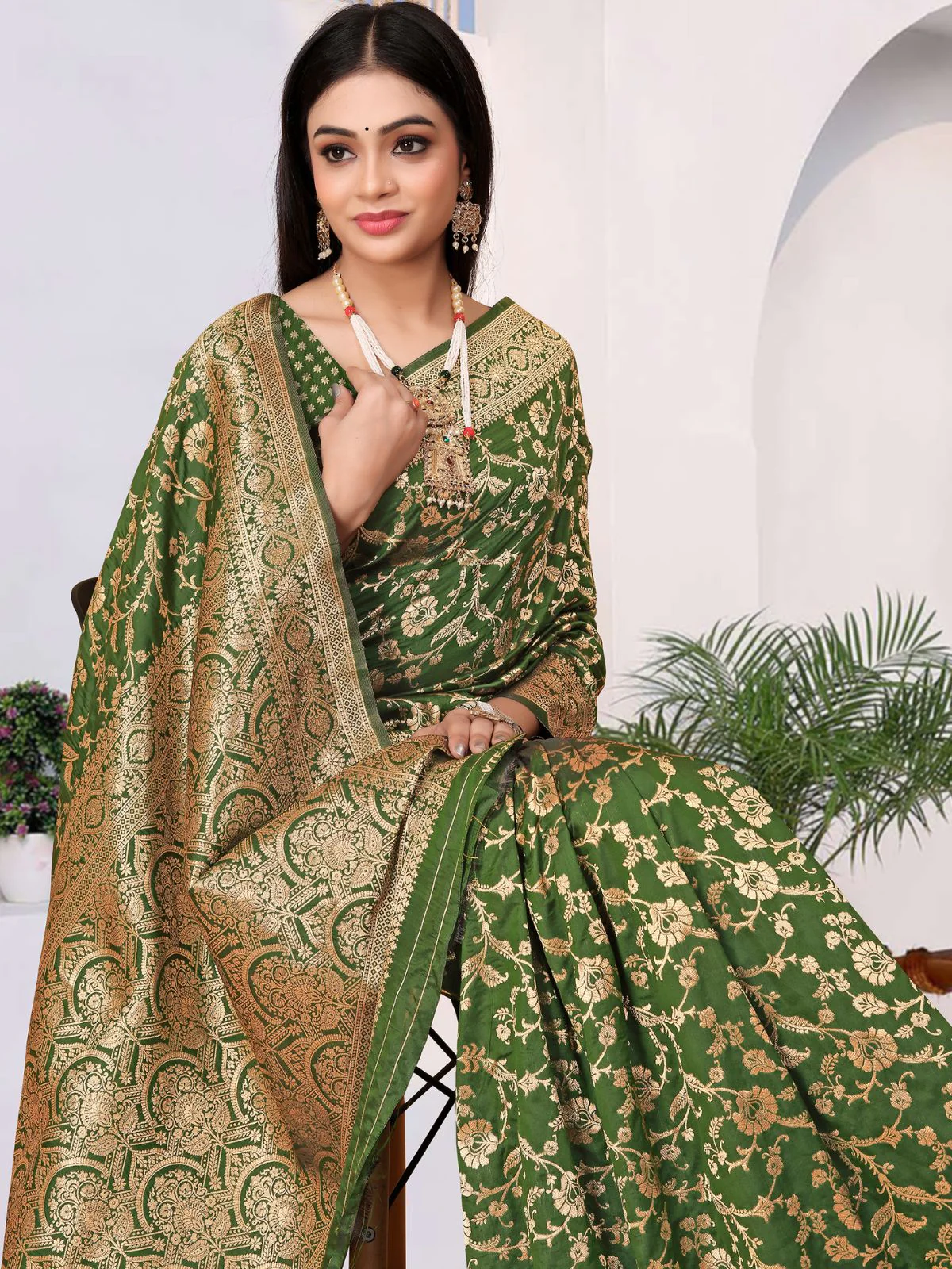 Odette Green Woven Banarasi Silk Saree With unstitched Blouse For Women - Image 4