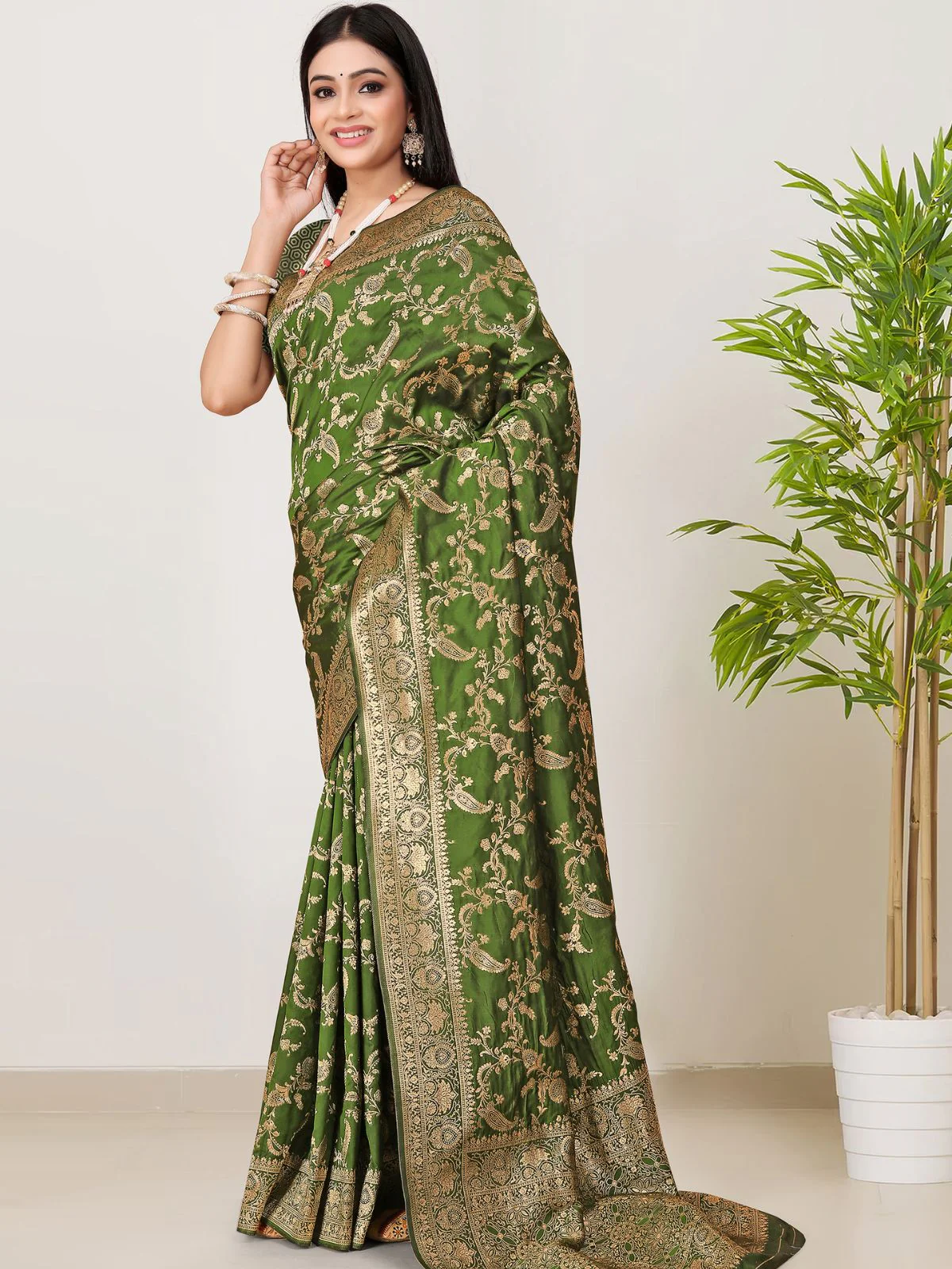 Odette Green Woven Banarasi Silk Saree With Unstitched Blouse For Women - Image 2