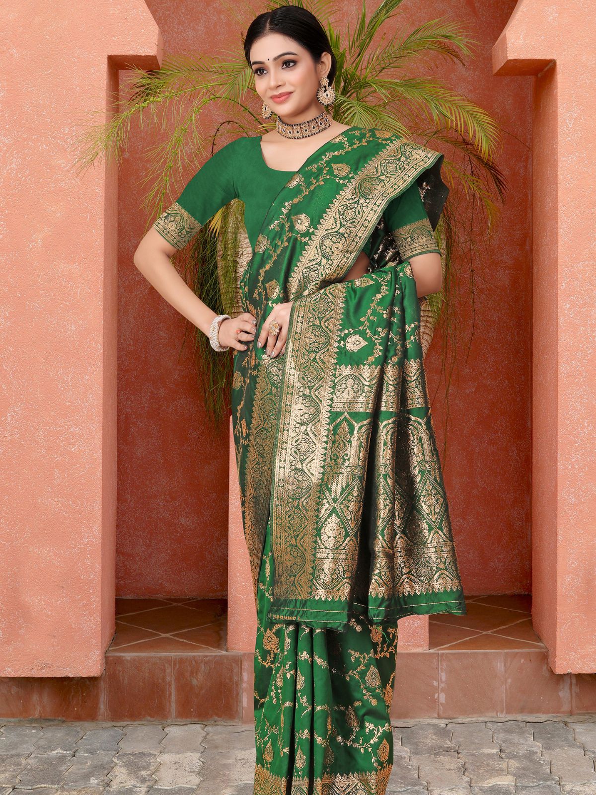 Odette Green Woven Banarasi Silk Saree With unstitched Blouse For Women - Image 2