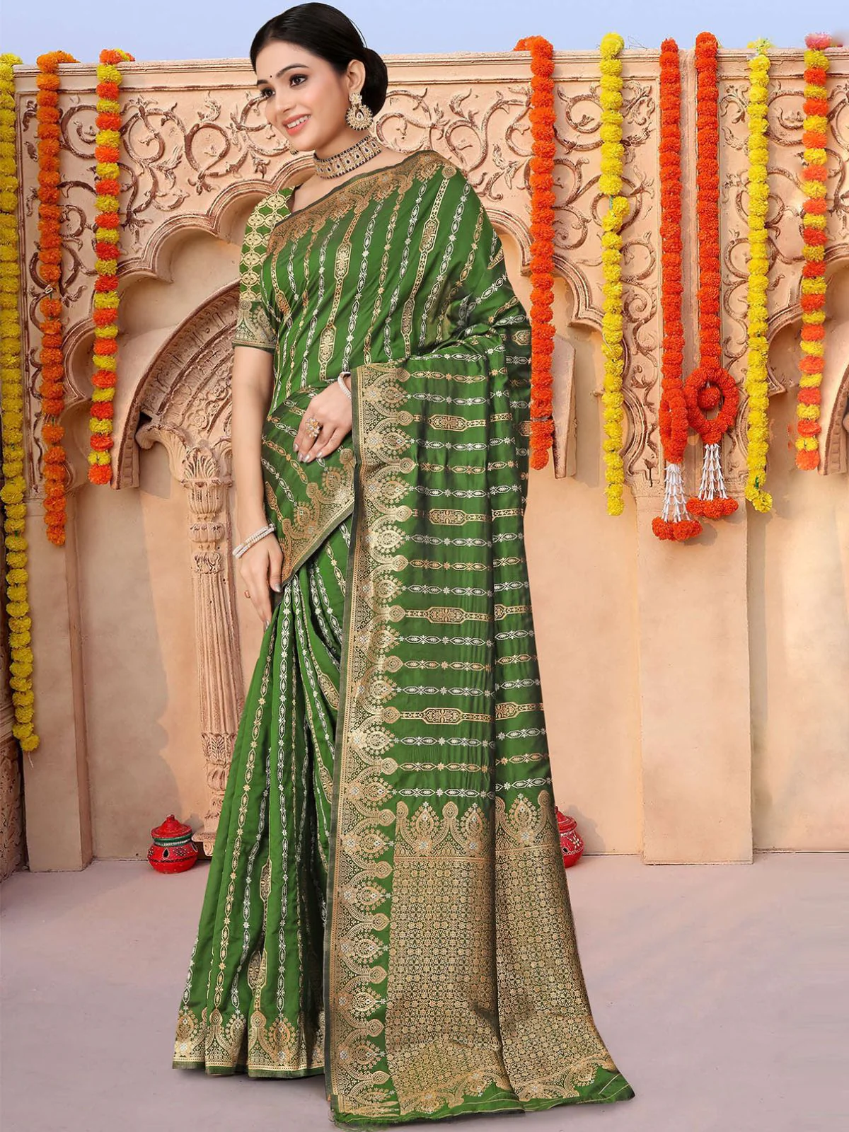 Odette Green Woven Banarasi Silk Saree With Unstitched Blouse For Women - Image 2