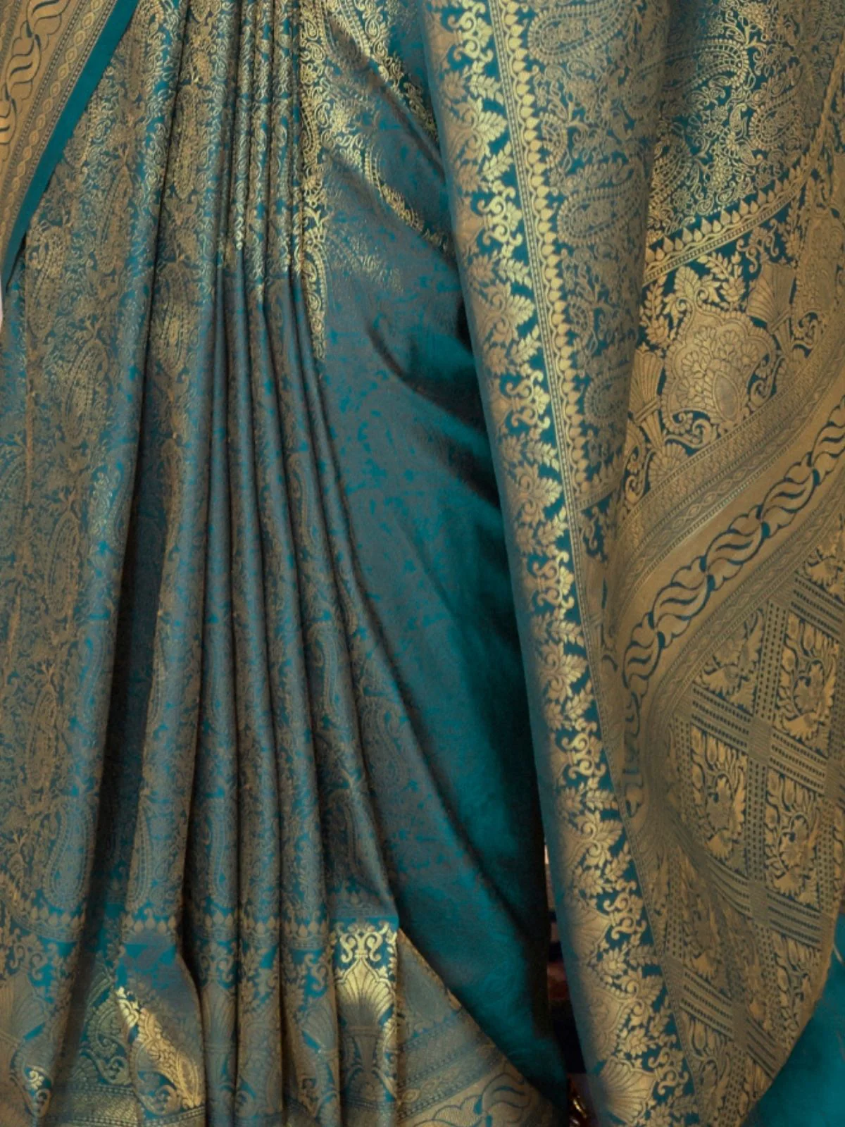 Odette Green Woven Design Silk Blend Saree With Unstitched Blouse For Women - Image 3