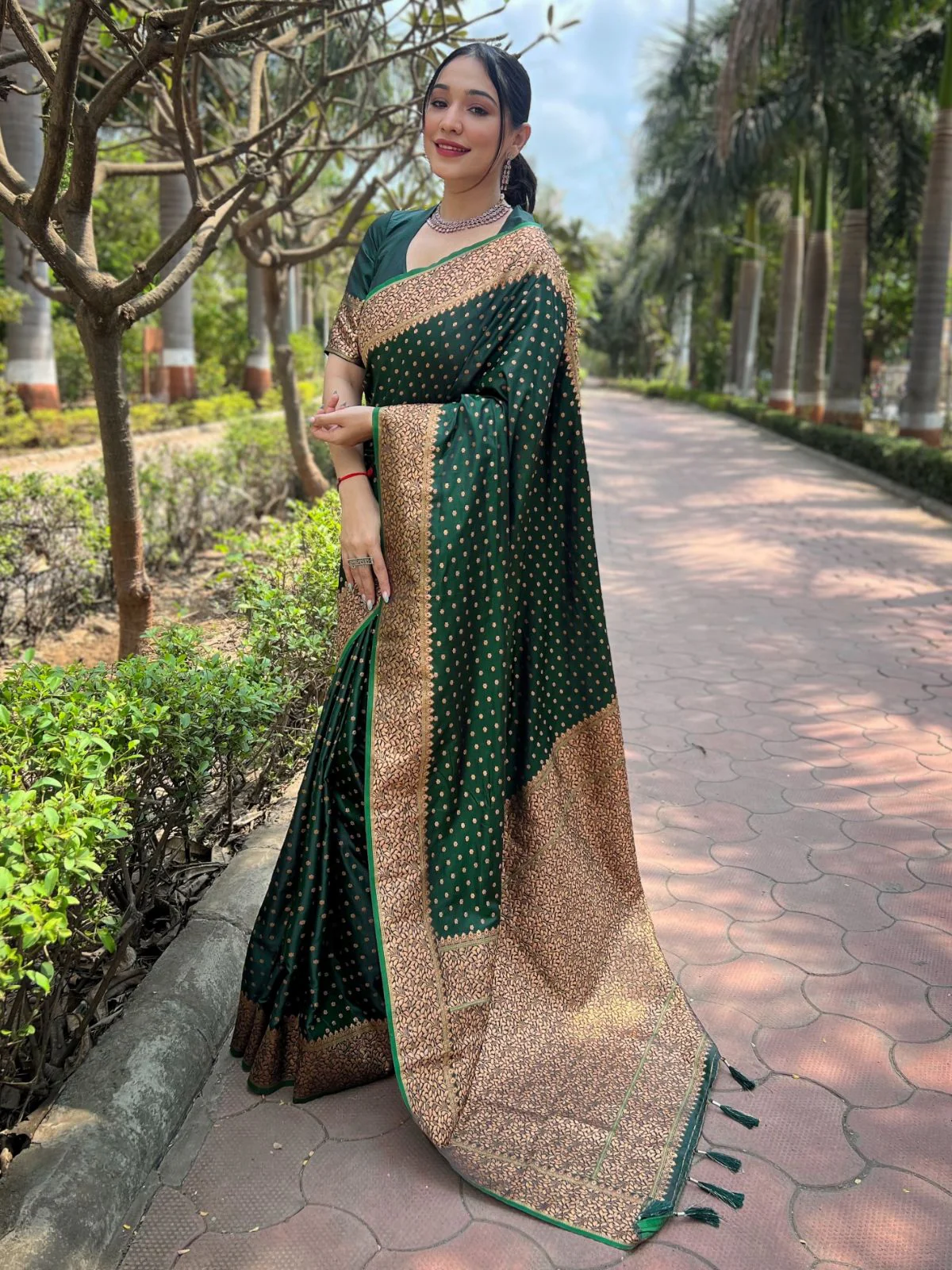 Odette Green Woven Design Silk Blend Saree With Unstitched Blouse For Women - Image 2