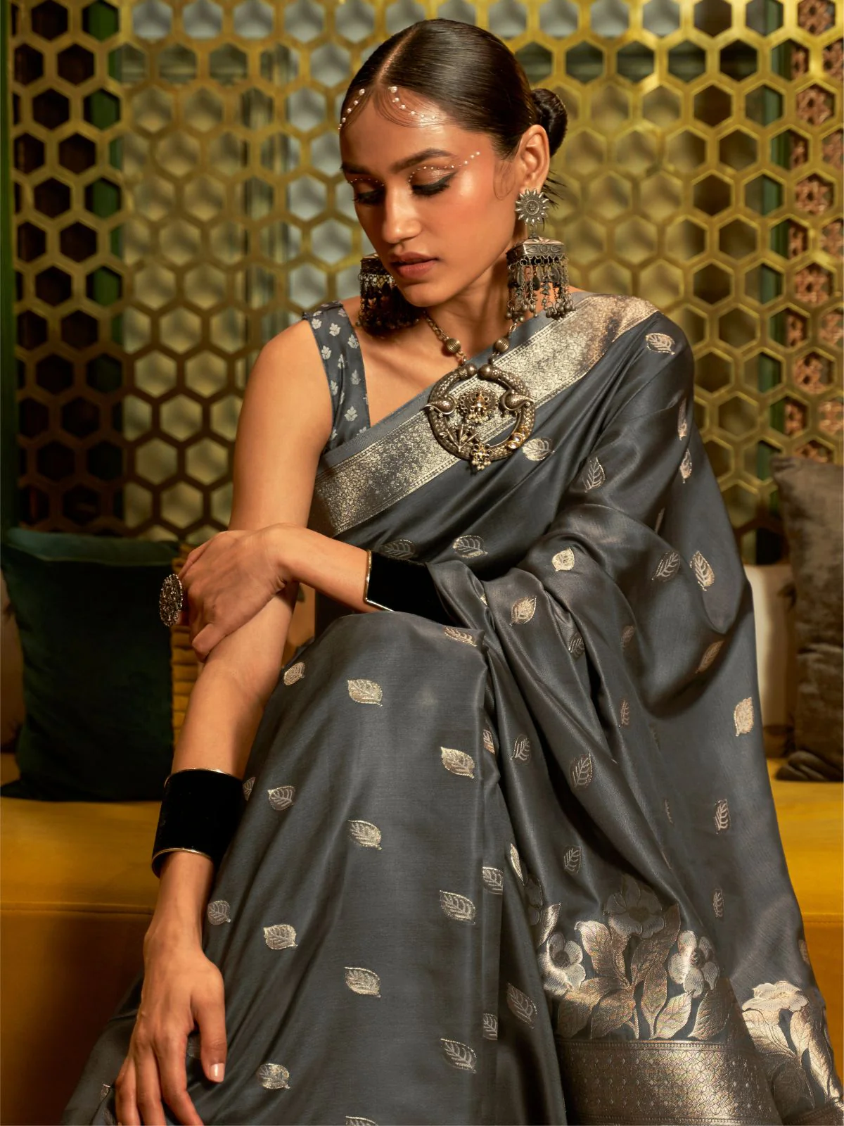 Odette Grey And Gold Woven Design Silk Blend Saree With Unstitched Blouse For Women - Image 2
