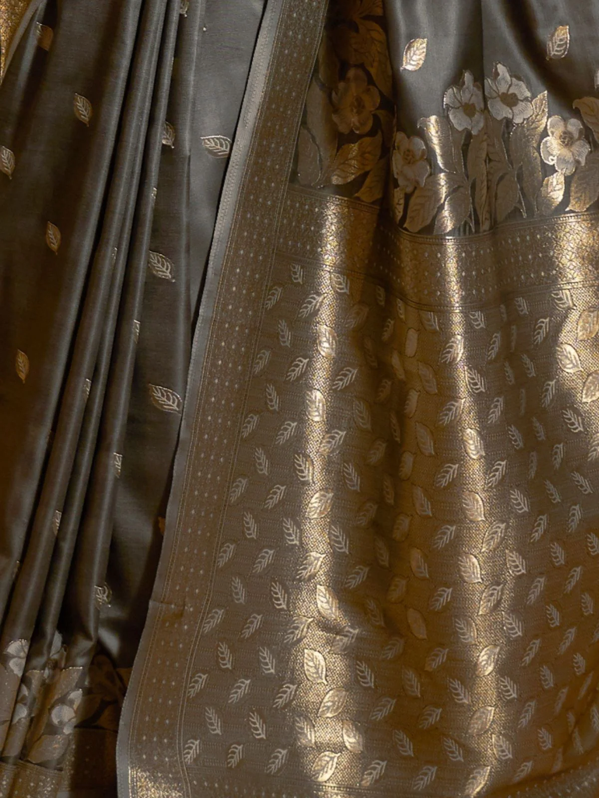 Odette Grey And Gold Woven Design Silk Blend Saree With Unstitched Blouse For Women - Image 3