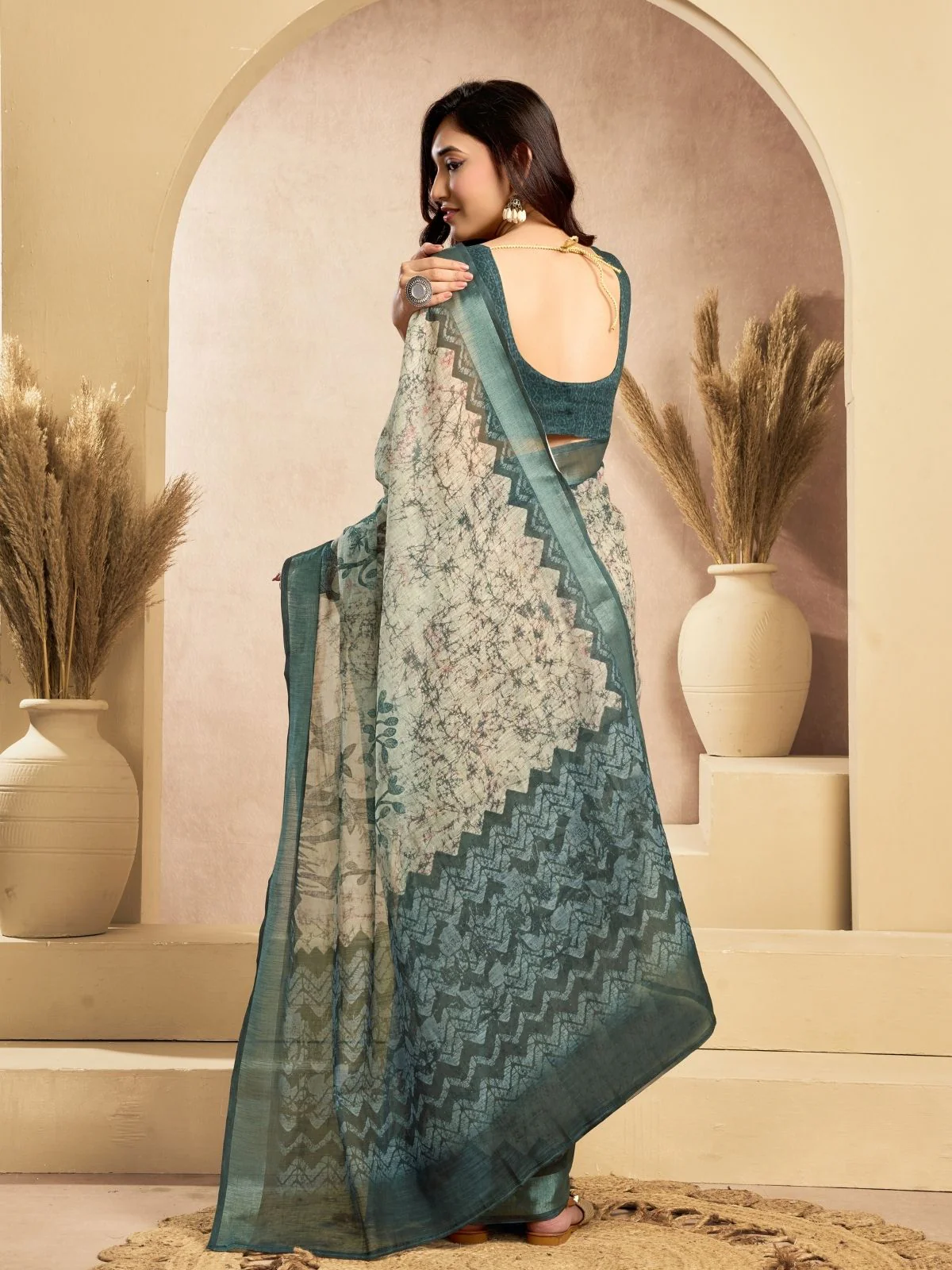 Odette Grey And OffWhite Cotton Linen Zari Work Saree For Women - Image 4