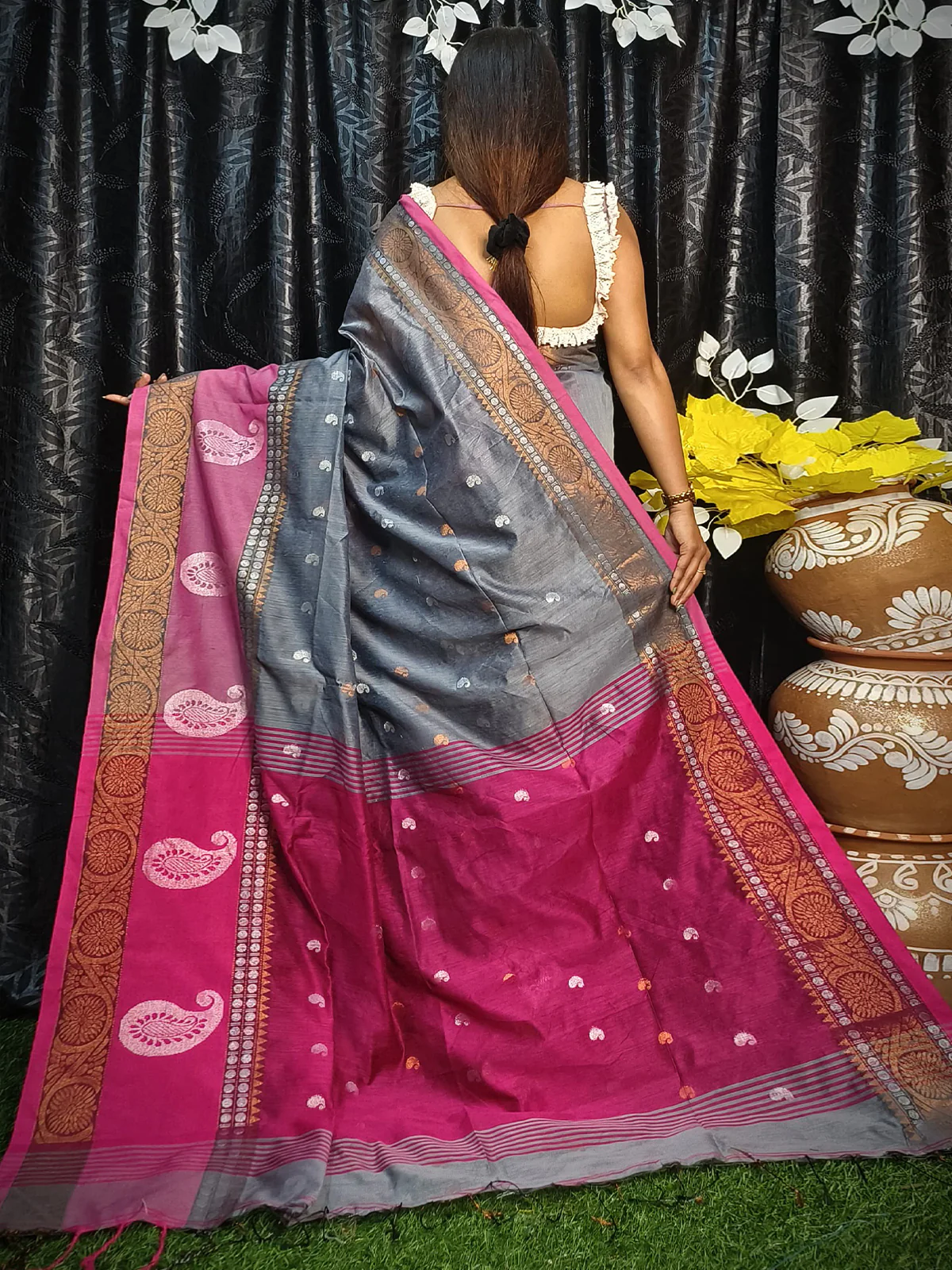 Odette Grey Silk Blend Saree with Unstitched Blouse For Women - Image 4