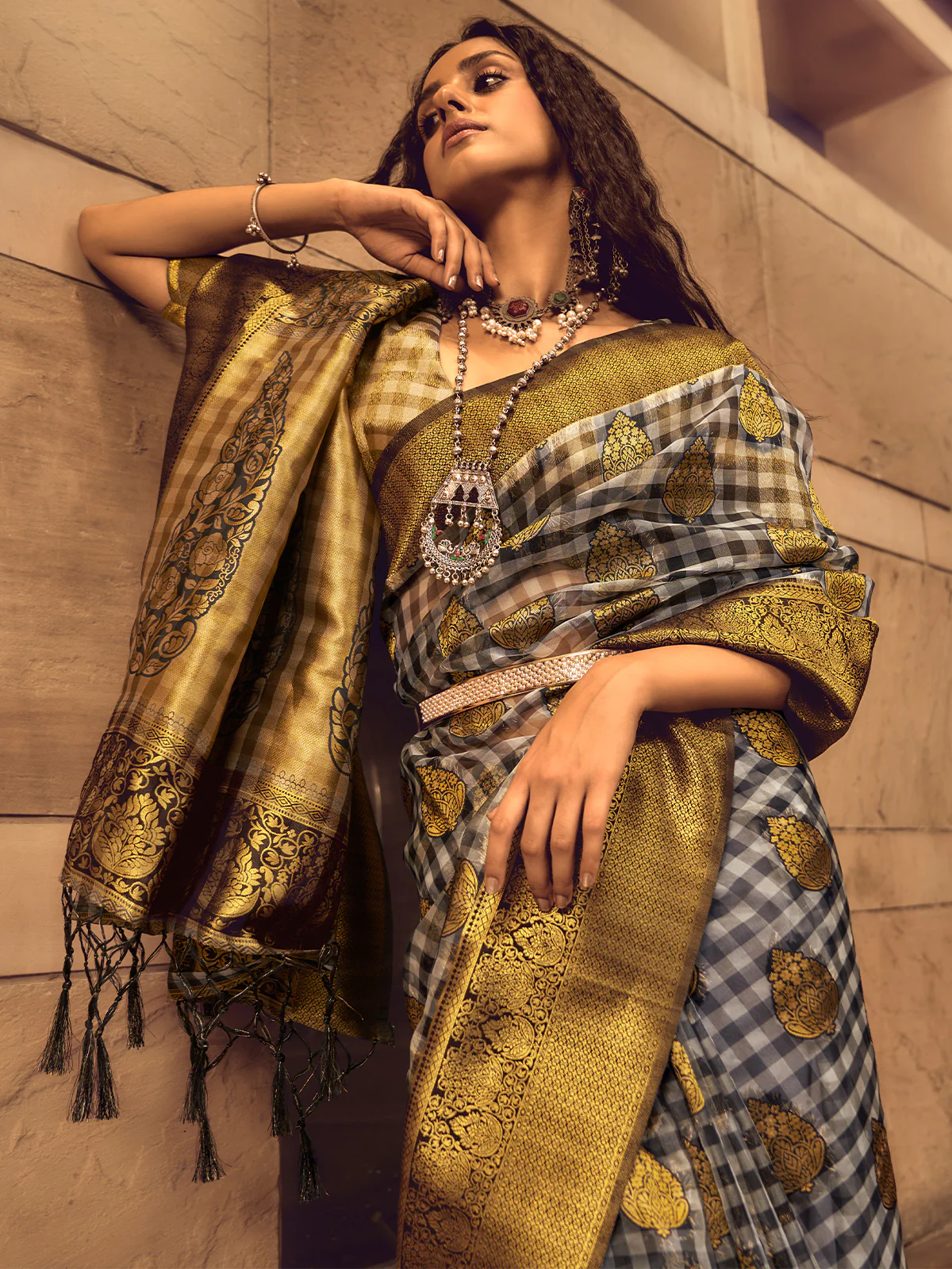 Odette Green Handloom Woven Silk Blend Saree For Women - Image 3
