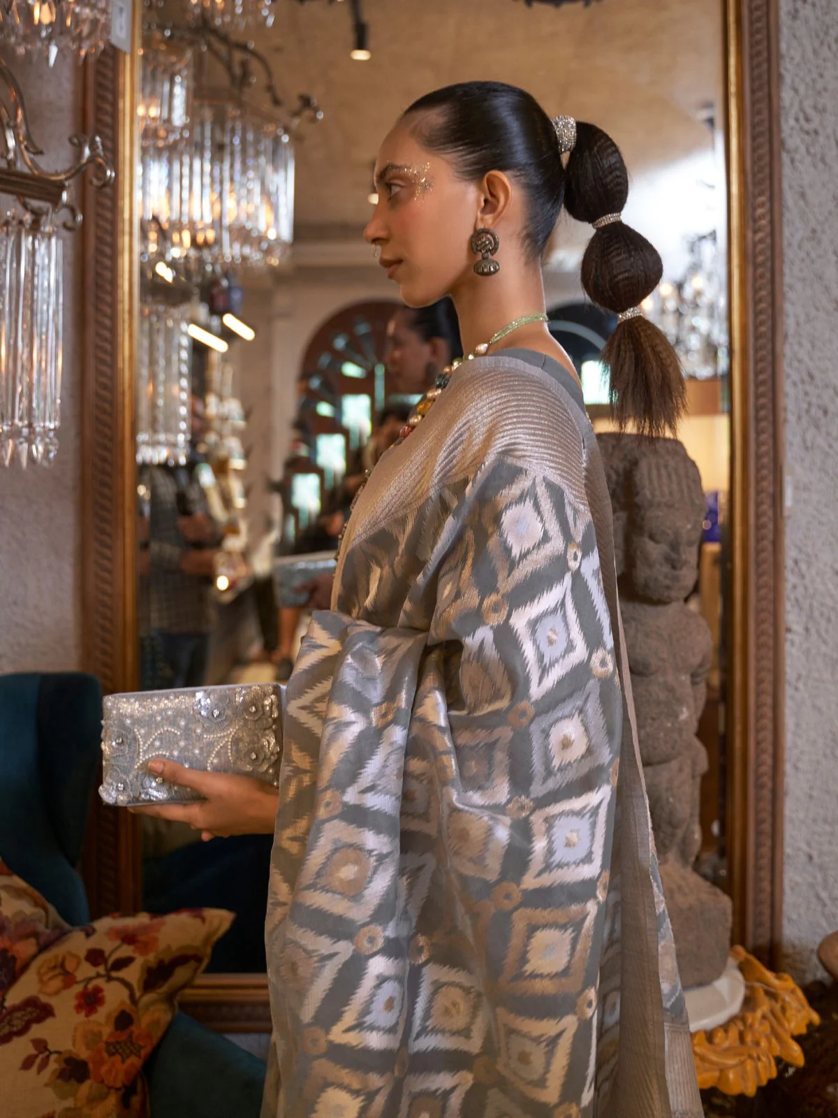 Odette Grey Linen Woven Saree With Unstitched Blouse for Women - Image 2