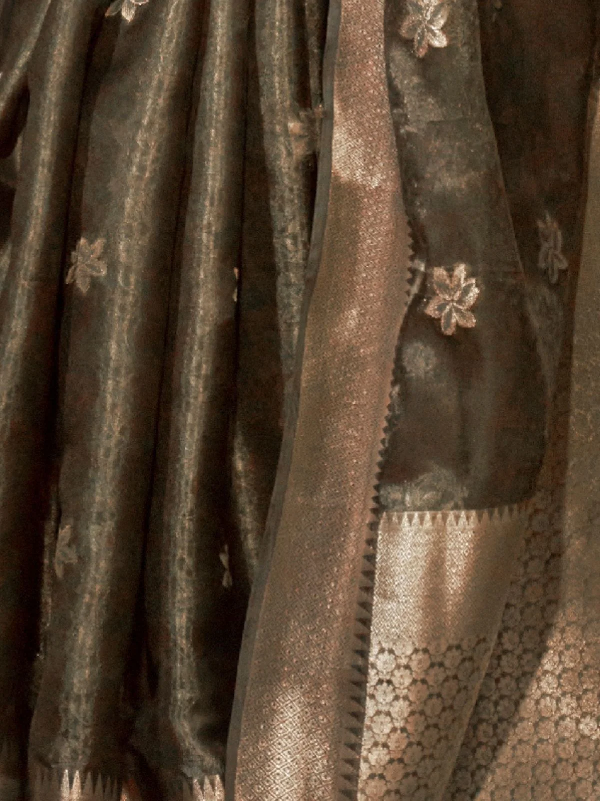 Odette Grey Organza Woven Saree With Unstitched Blouse For Women - Image 3