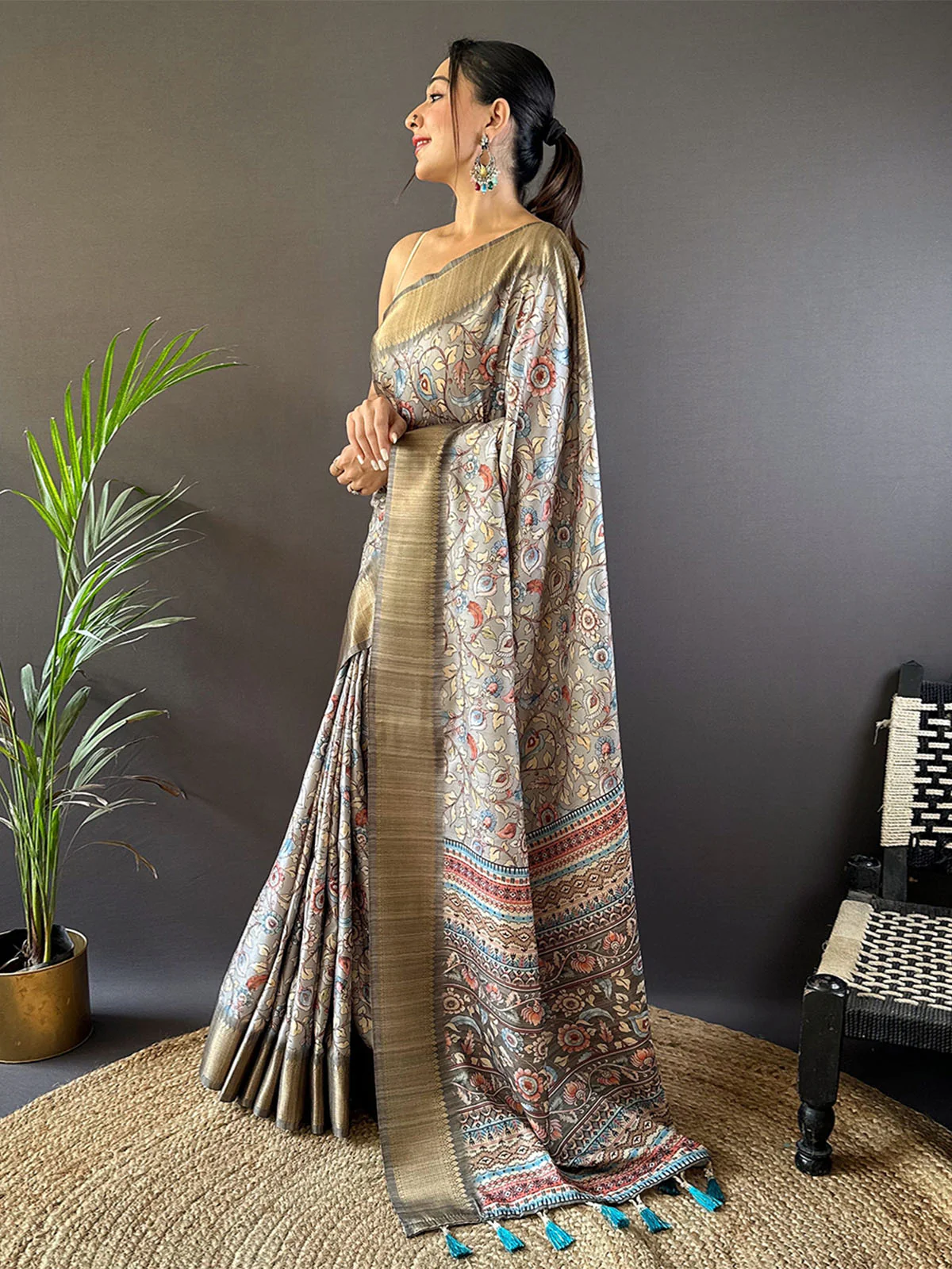 Odette Grey Printed Silk Blend Saree With Unstitched Blouse For Women - Image 3