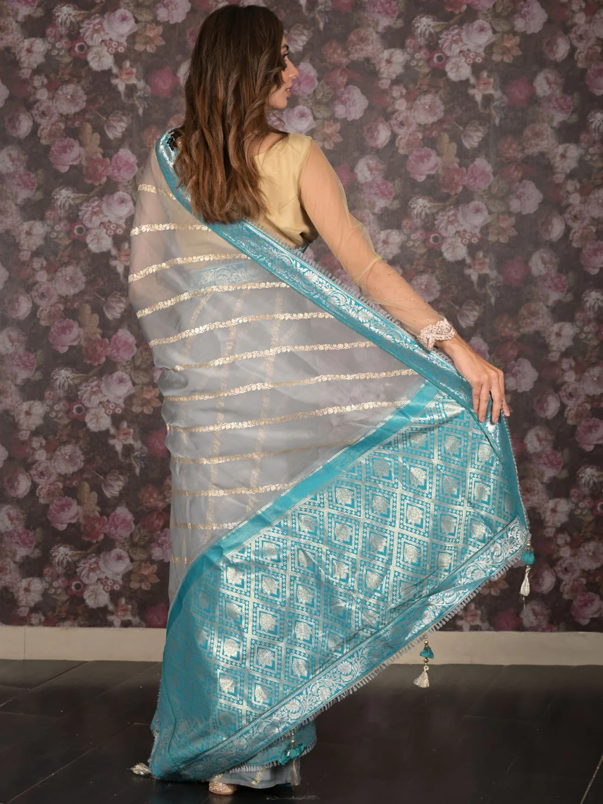 Odette Grey Printed Soft Net Saree with Unstitched Blouse for Women - Image 4