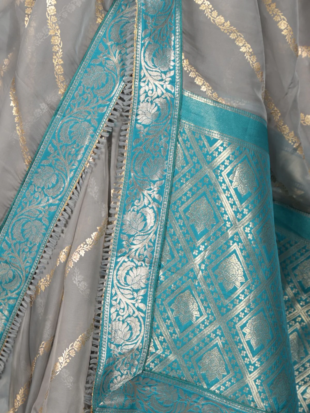 Odette Grey Printed Soft Net Saree with Unstitched Blouse for Women - Image 5