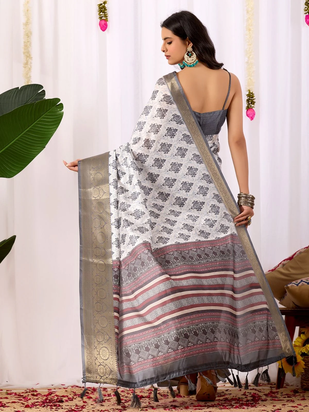Odette Grey Silk Blend Printed Saree For Women - Image 3