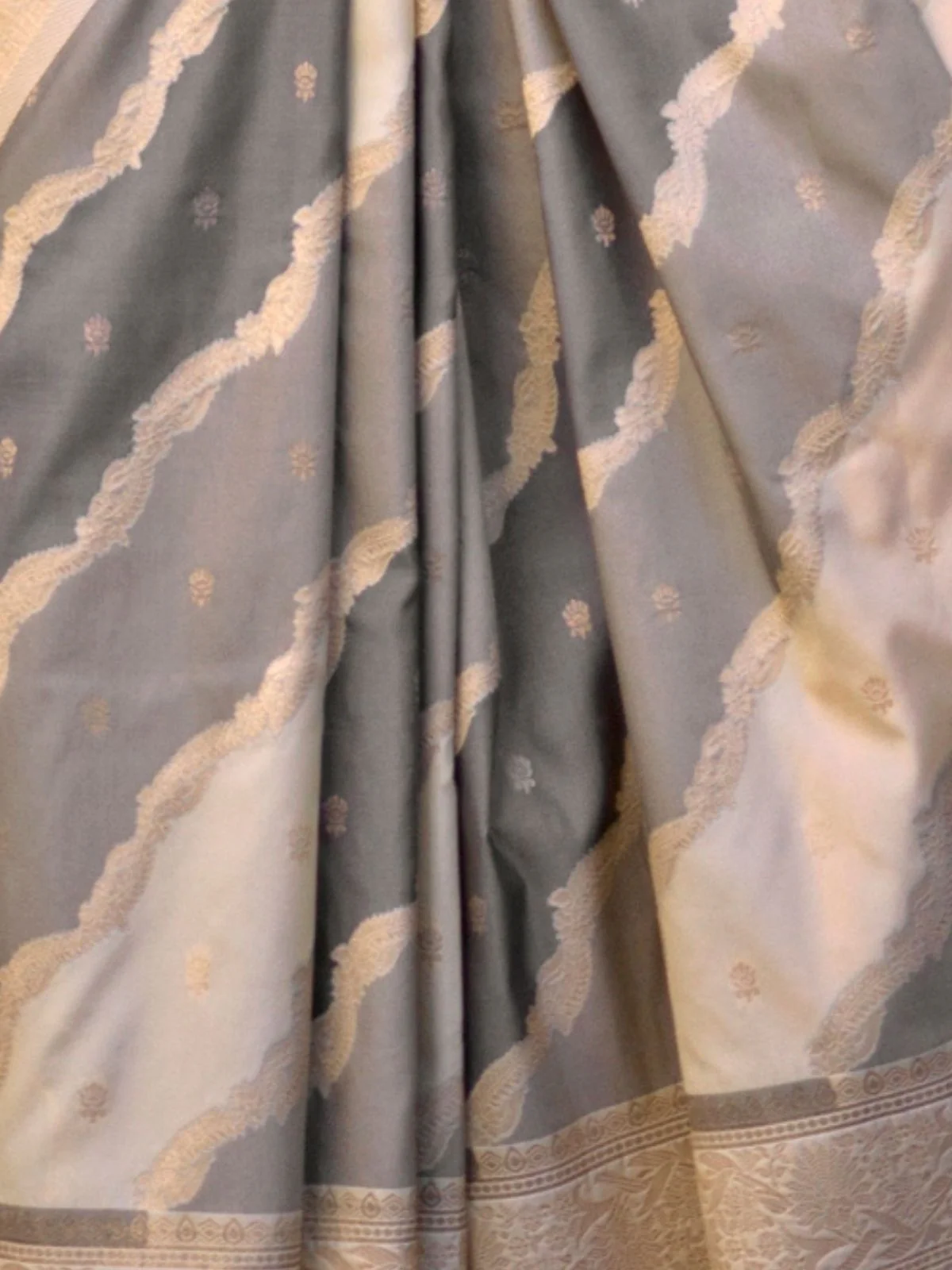 Odette Grey Silk Blend Woven Saree With Unstitched Blouse For Women - Image 3