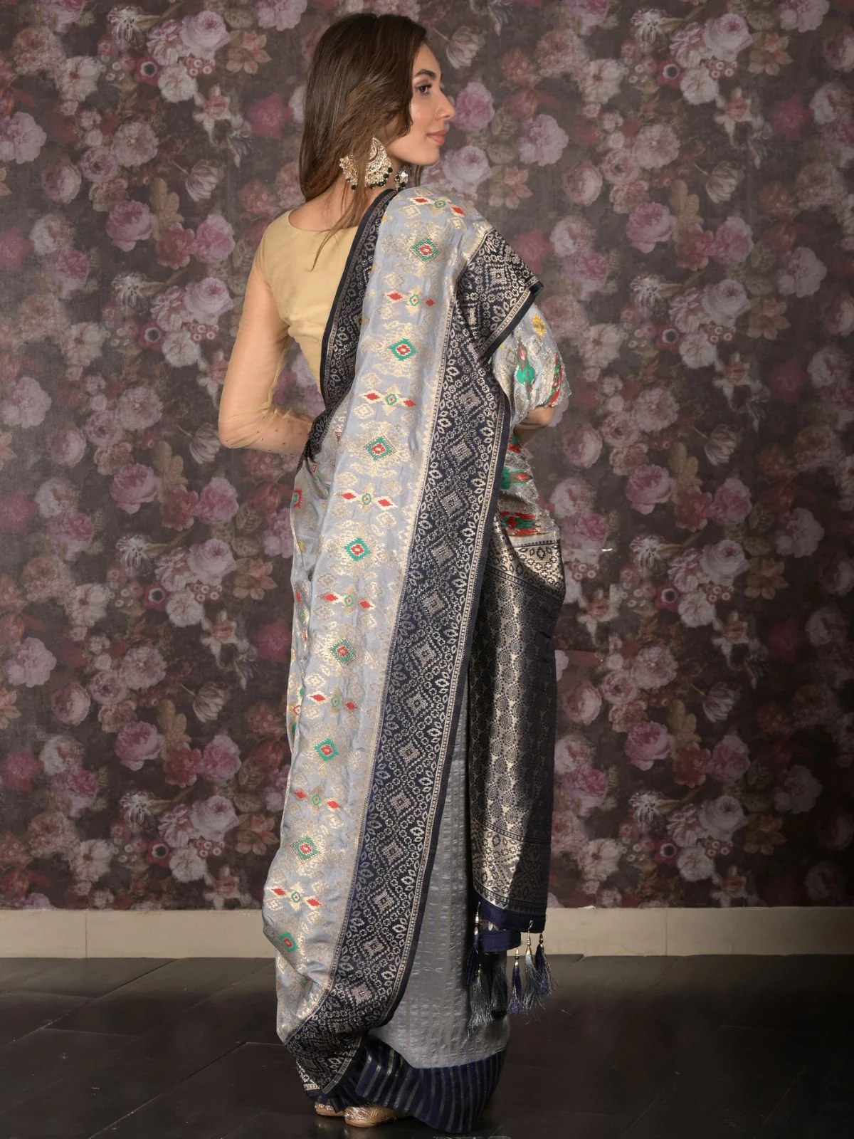Odette Grey Silk Blend Woven Saree With Unstitched Blouse For Women - Image 4