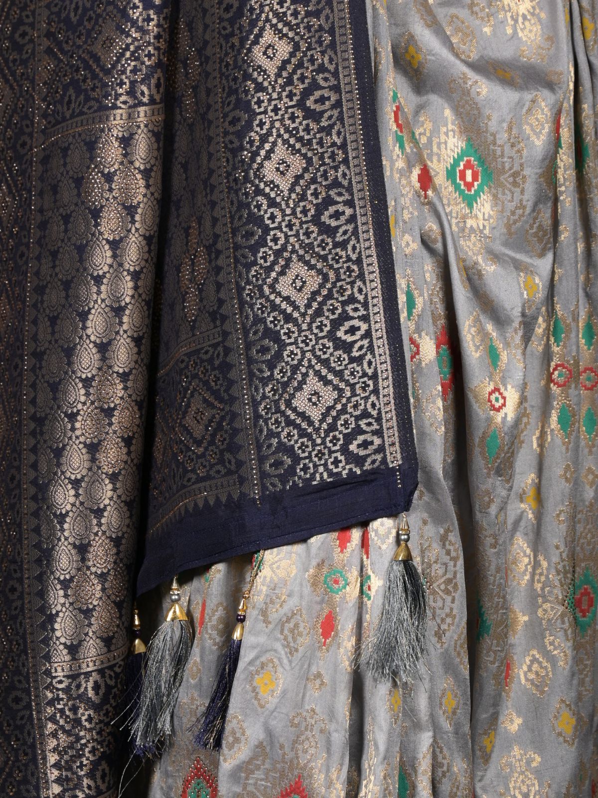 Odette Grey Silk Blend Woven Saree With Unstitched Blouse For Women - Image 5