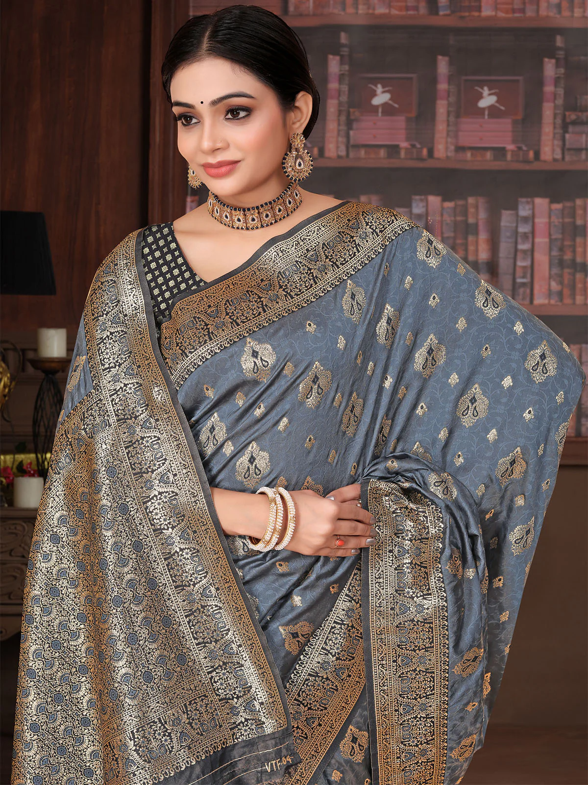 Odette Grey Woven Banarasi Silk Saree With Unstitched Blouse For Women - Image 3