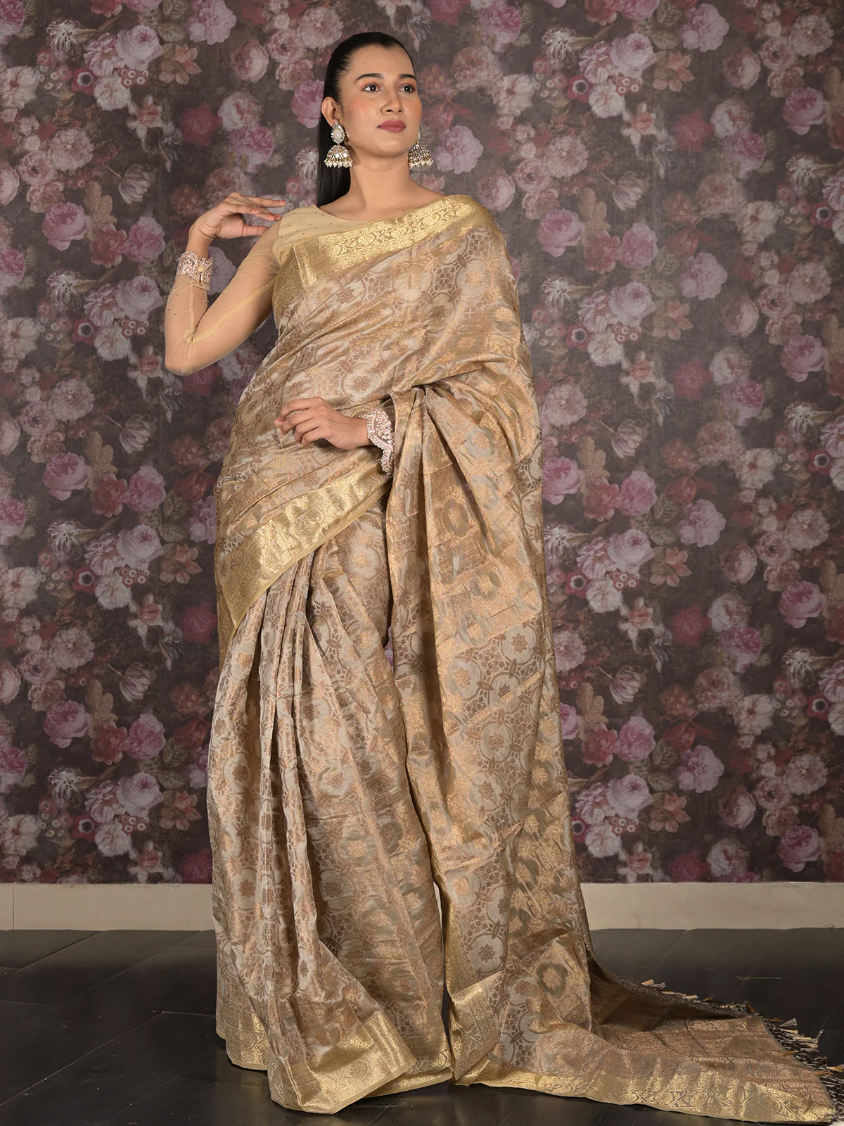 Odette Grey And Gold Woven Cotton Blend Saree With Unstitched Blouse For Women - Image 2