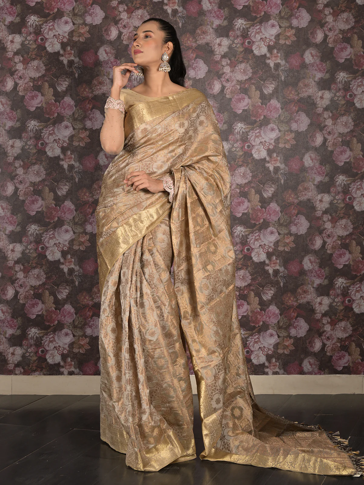 Odette Grey And Gold Woven Cotton Blend Saree With Unstitched Blouse For Women - Image 3