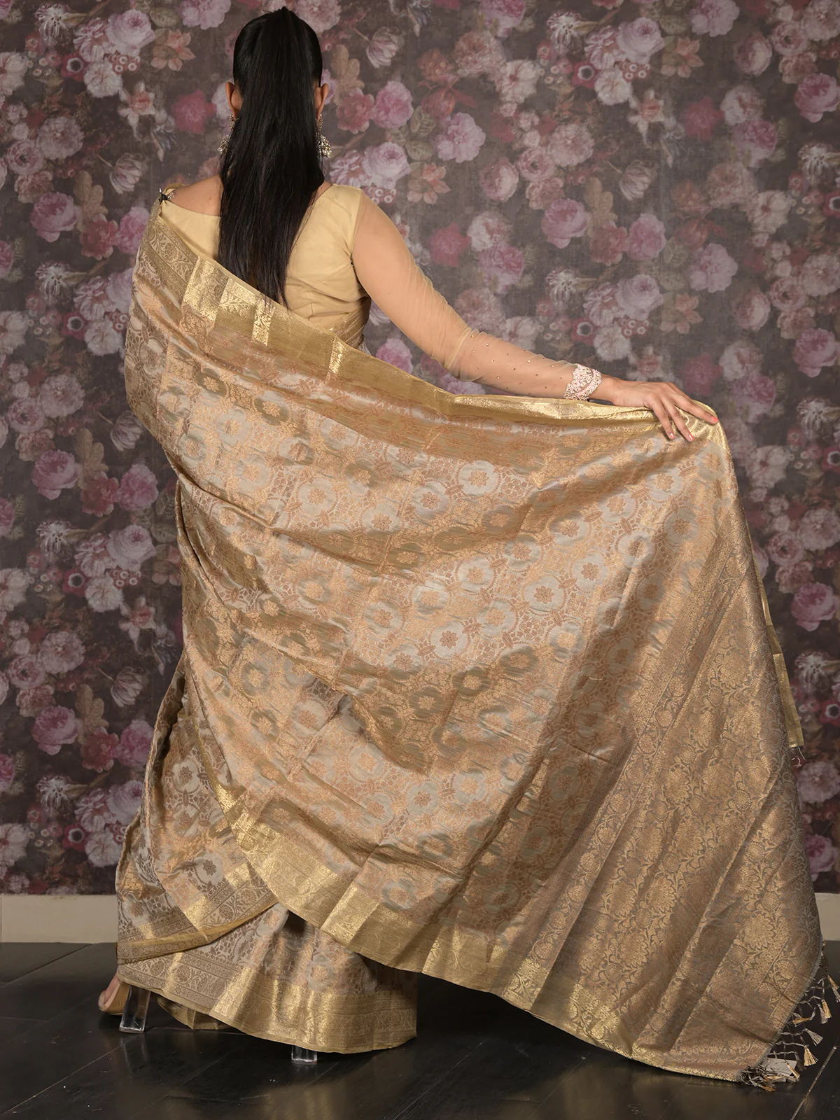 Odette Grey And Gold Woven Cotton Blend Saree With Unstitched Blouse For Women - Image 4