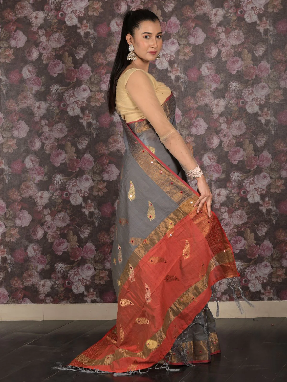 Odette Grey Woven Cotton Blend Saree With Unstitched Blouse For Women - Image 3