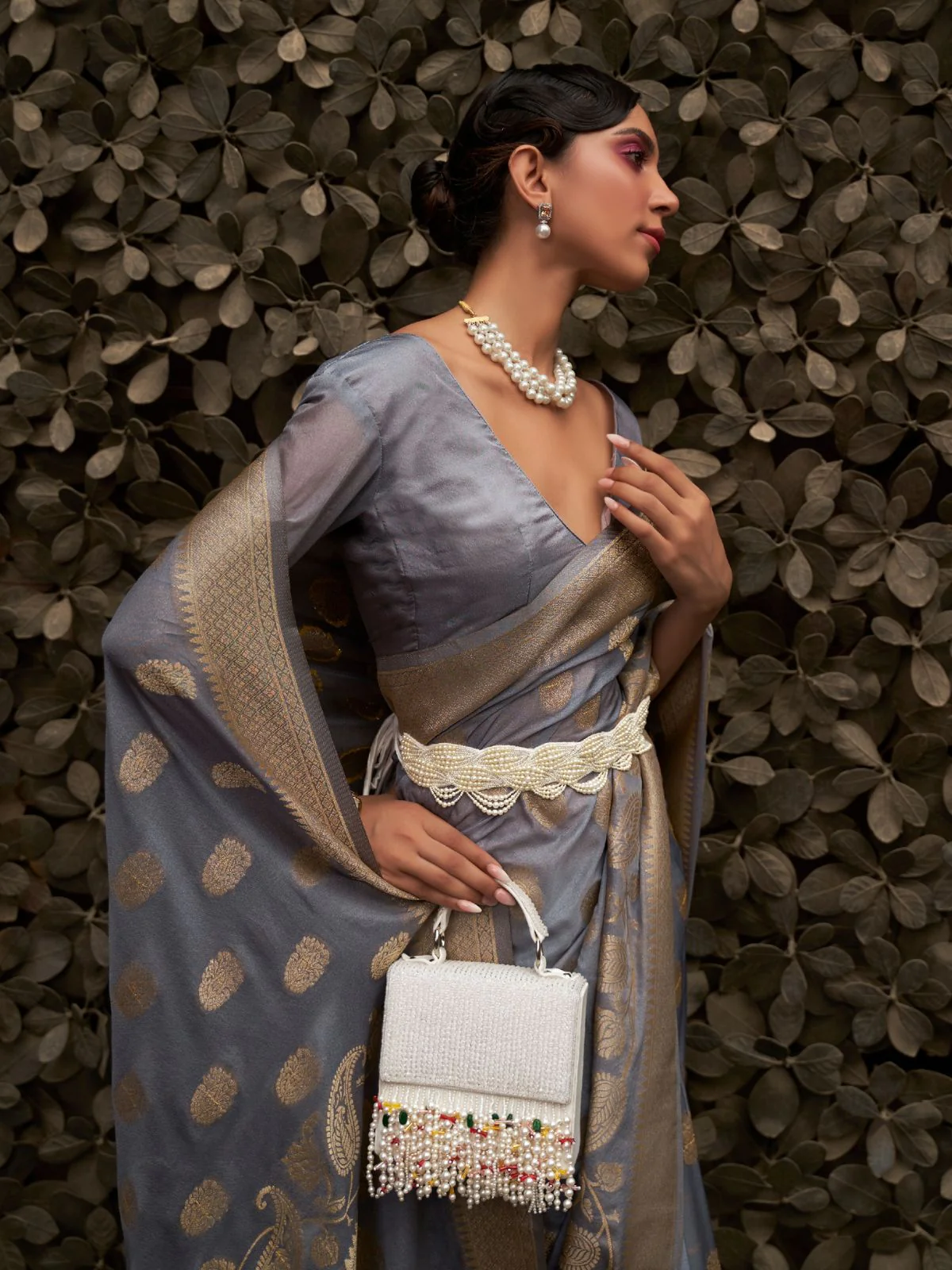 Odette Grey Woven Design Silk Blend Saree With Unstitched Blouse For Women - Image 3