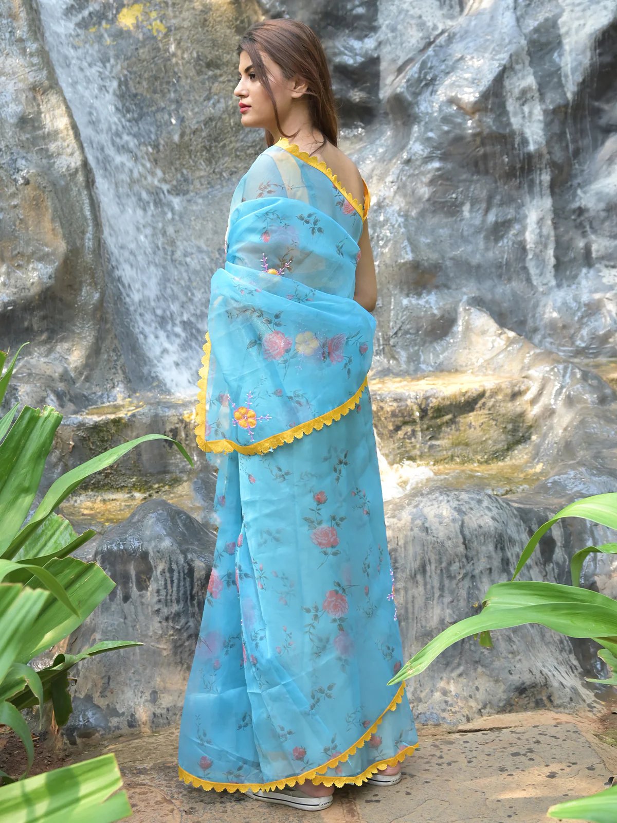 Odette Light Blue Floral Printed Organza Saree with Unstitched Blouse for Women - Image 3
