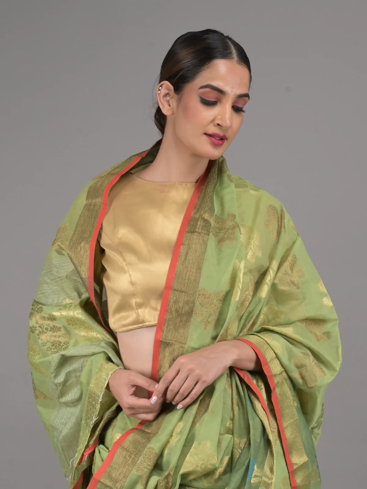 Odette Light Green Woven Cotton Blend Saree with Unstitched Blouse for Women - Image 4