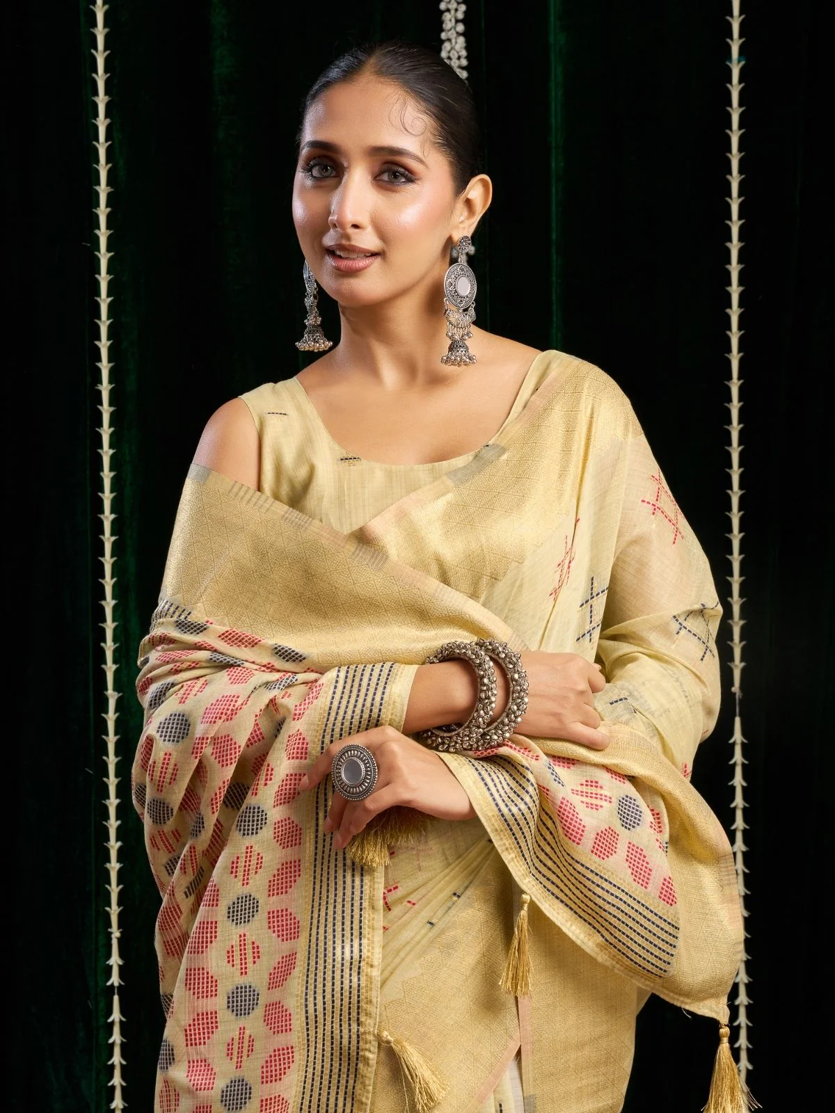 Odette Light Yelllow Cotton Blend Woven Saree For Women - Image 4