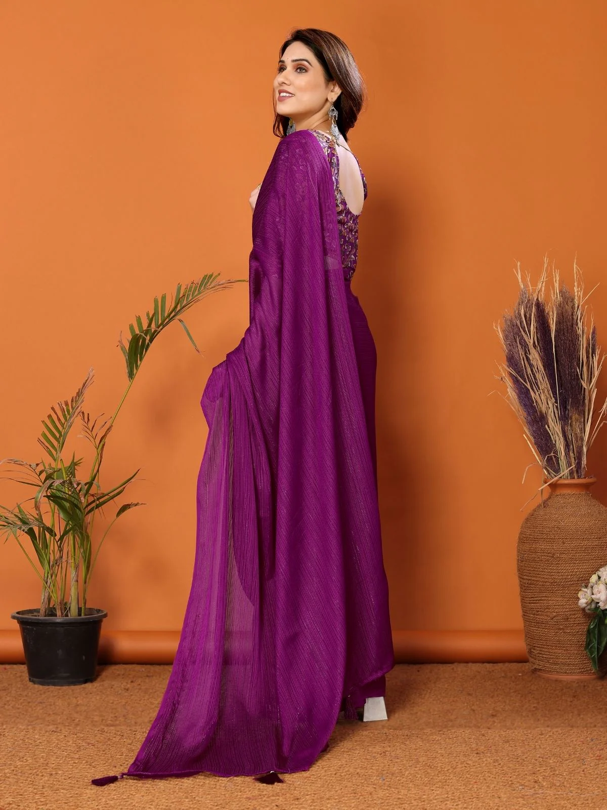 Odette Magenta Georgette Solid Saree For Women - Image 3
