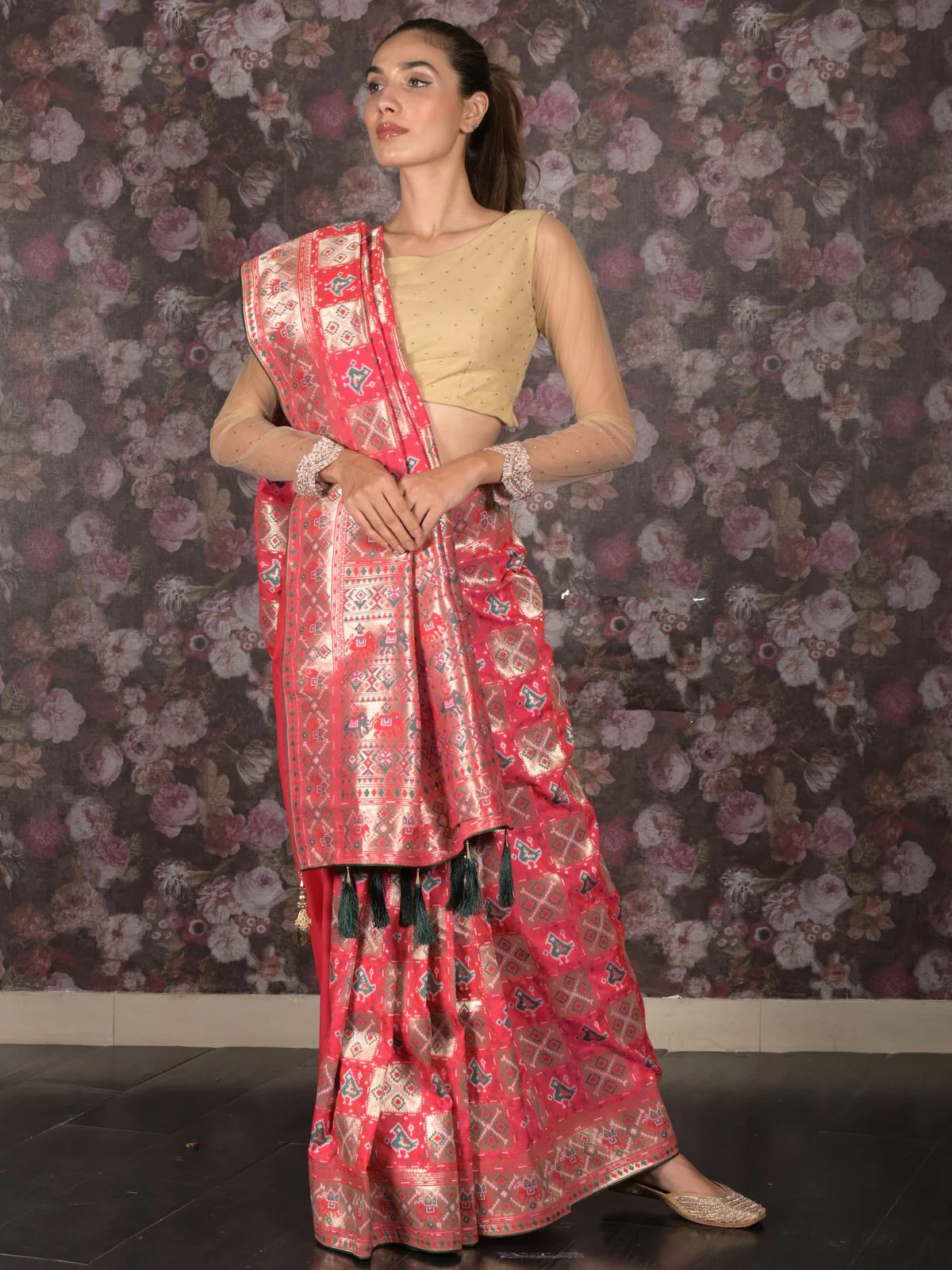 Odette Magenta Silk Blend Woven Saree with Unstitched Blouse for Women - Image 2