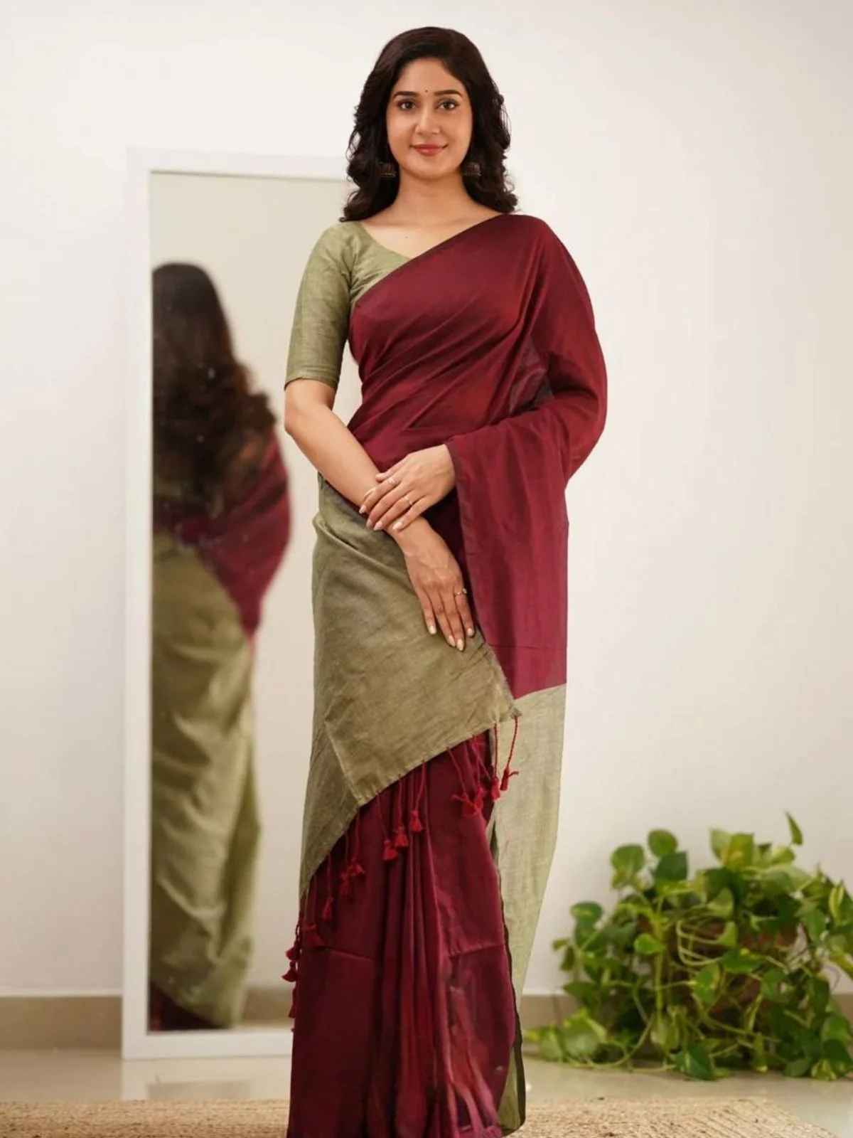 Odette Maroon Cotton Blend Solid Saree For Women