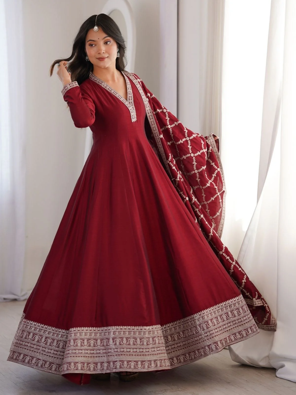 Odette Maroon Silk Blend Embroidered Kurta Set For Women - Image 2