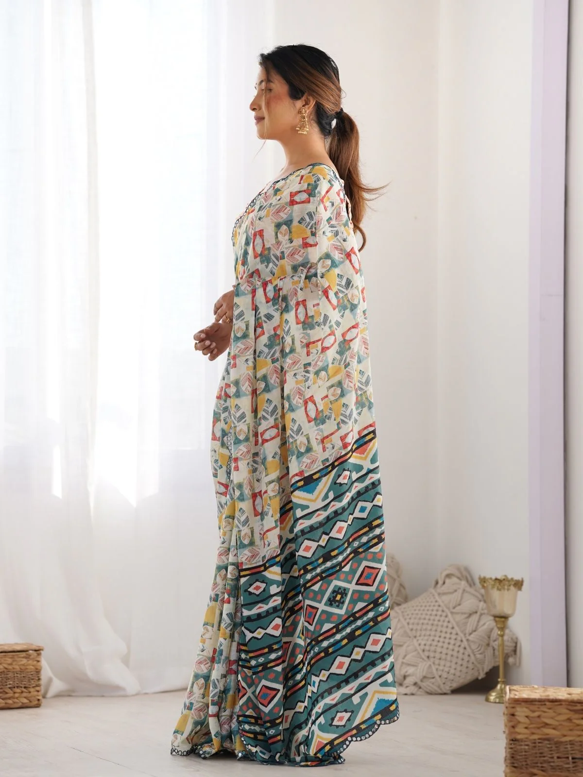 Odette Multicolor Chinon Printed Saree With Unstitched Blouse For Women - Image 3