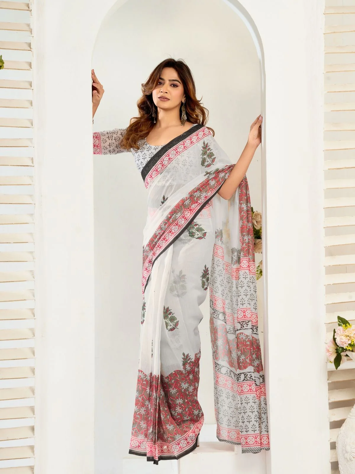 Odette Multicolour Cotton Linen Zari Work Saree For Women - Image 3