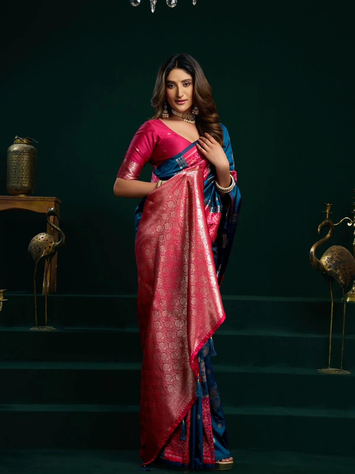 Odette Navy Blue and Pink Silk Blend Woven Saree For Women - Image 3