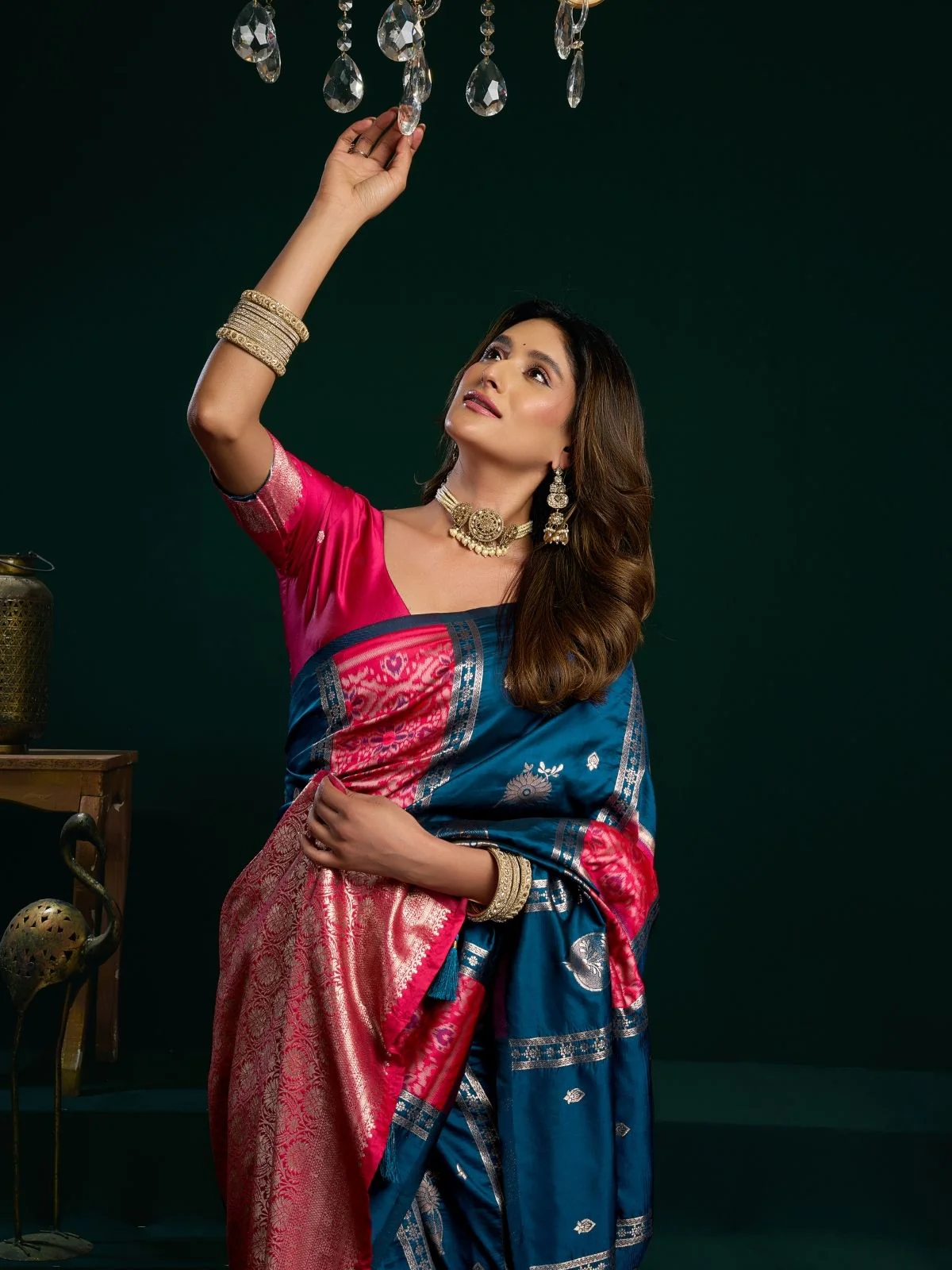 Odette Navy Blue and Pink Silk Blend Woven Saree For Women - Image 5