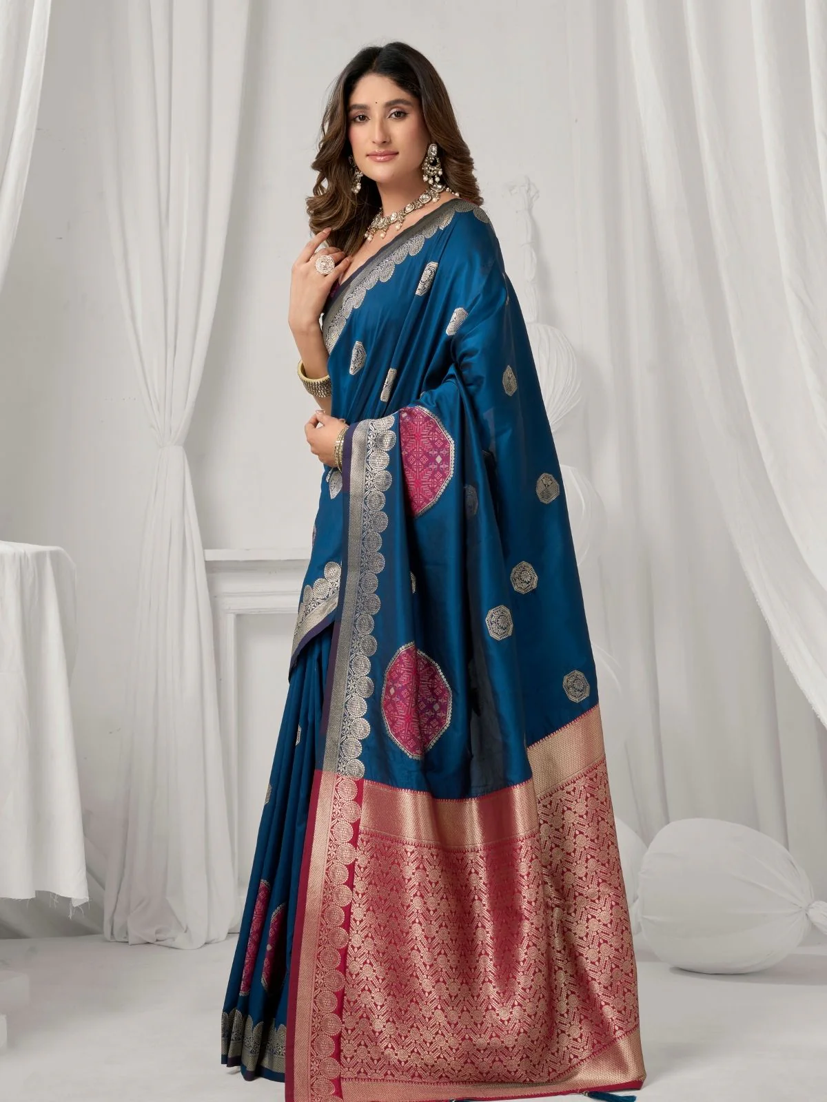Odette Navy Blue and Pink Silk Blend Woven Saree For Women - Image 2