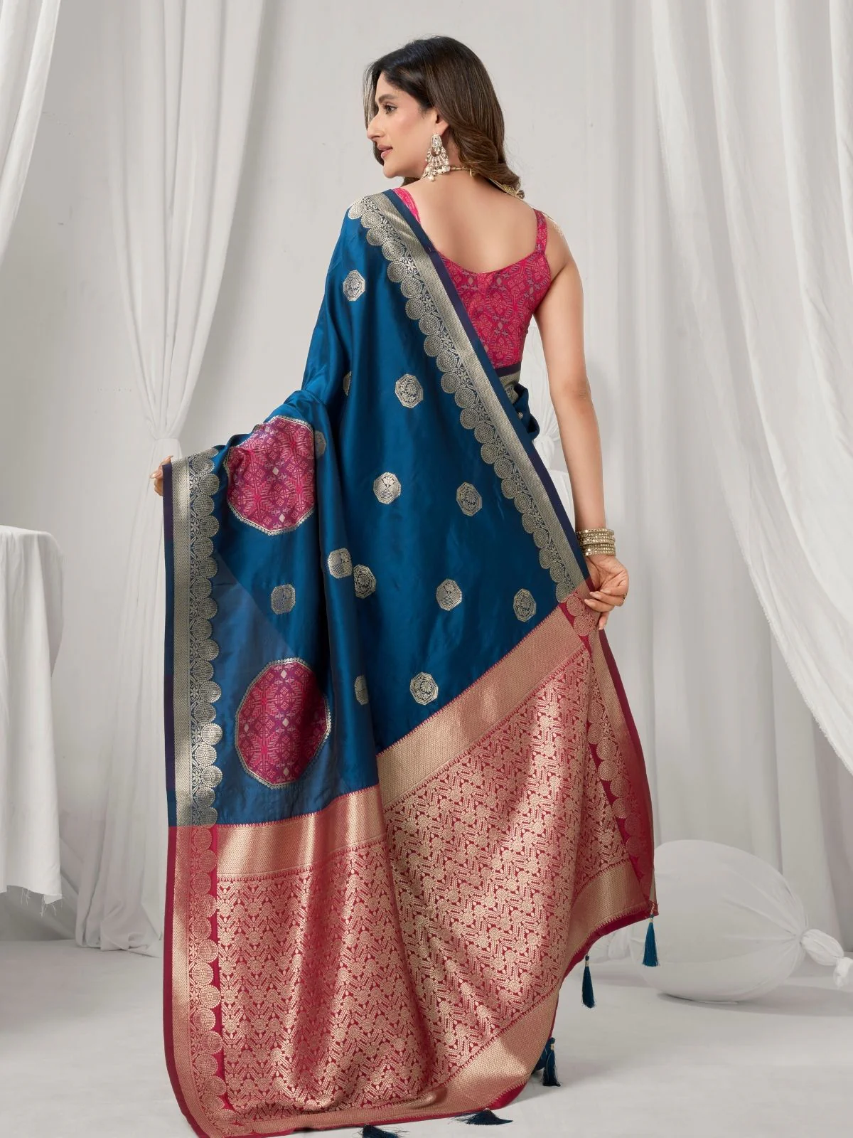 Odette Navy Blue and Pink Silk Blend Woven Saree For Women - Image 4