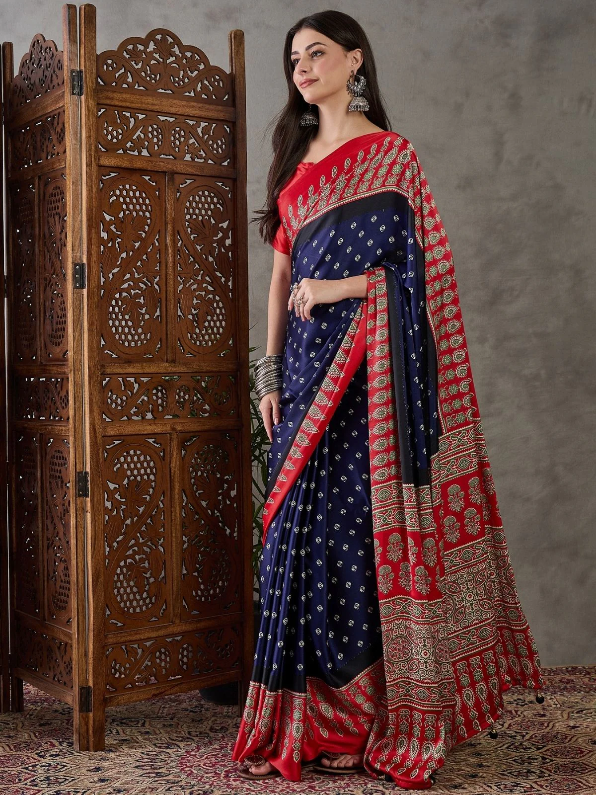 Odette Navy Blue And Red Silk Blend Printed Elegant Saree For Women - Image 3