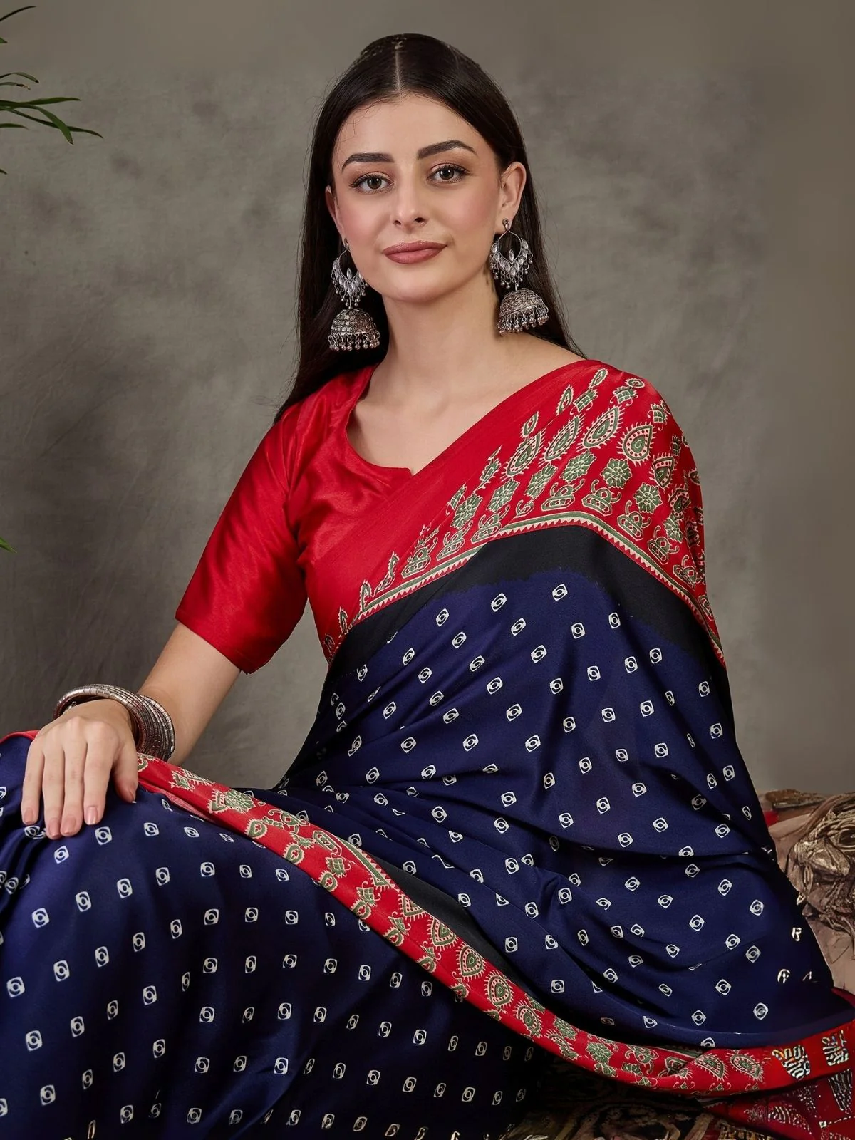 Odette Navy Blue And Red Silk Blend Printed Elegant Saree For Women - Image 4