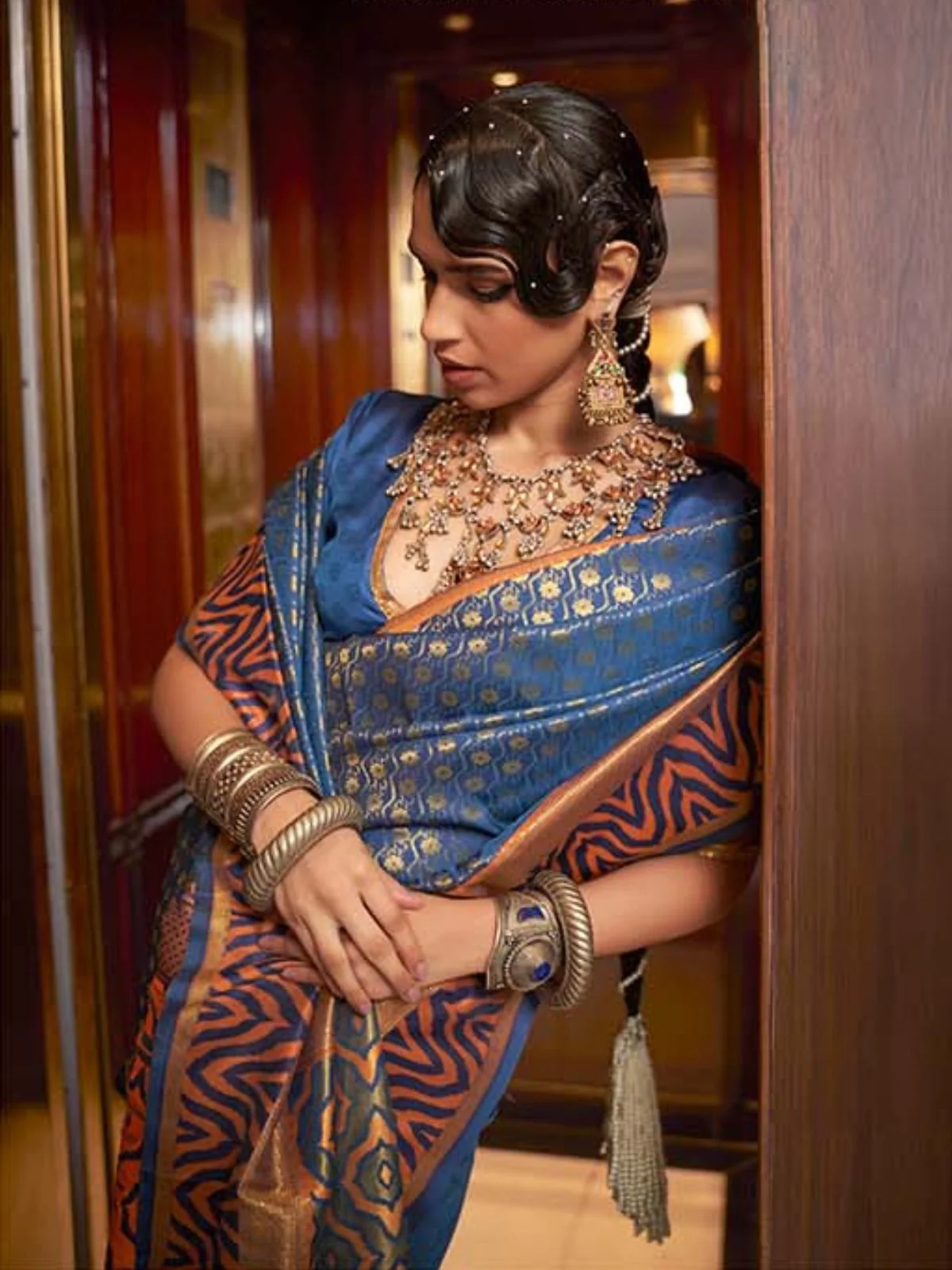 Odette Navy Blue And Rust Woven Design Silk Blend Saree With Unstitched Blouse For Women - Image 2