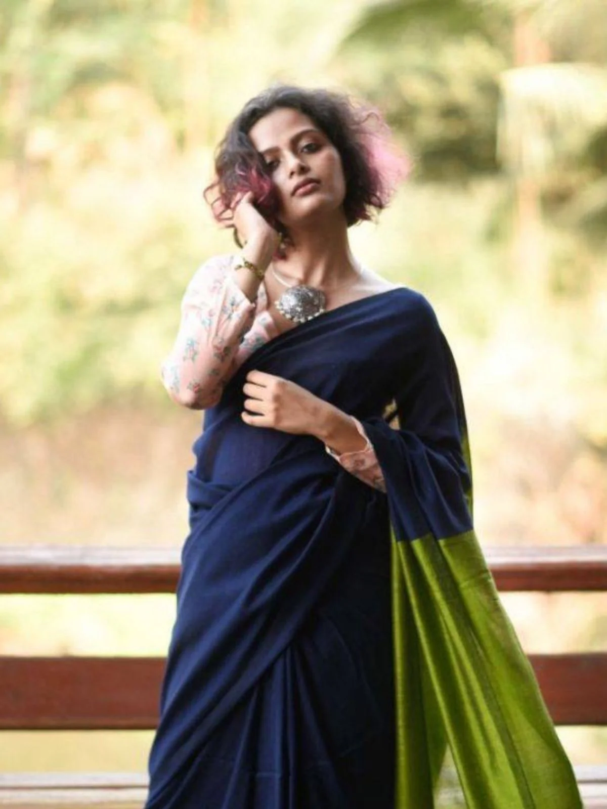 Odette Navy Blue Cotton Blend Solid Saree For Women - Image 2