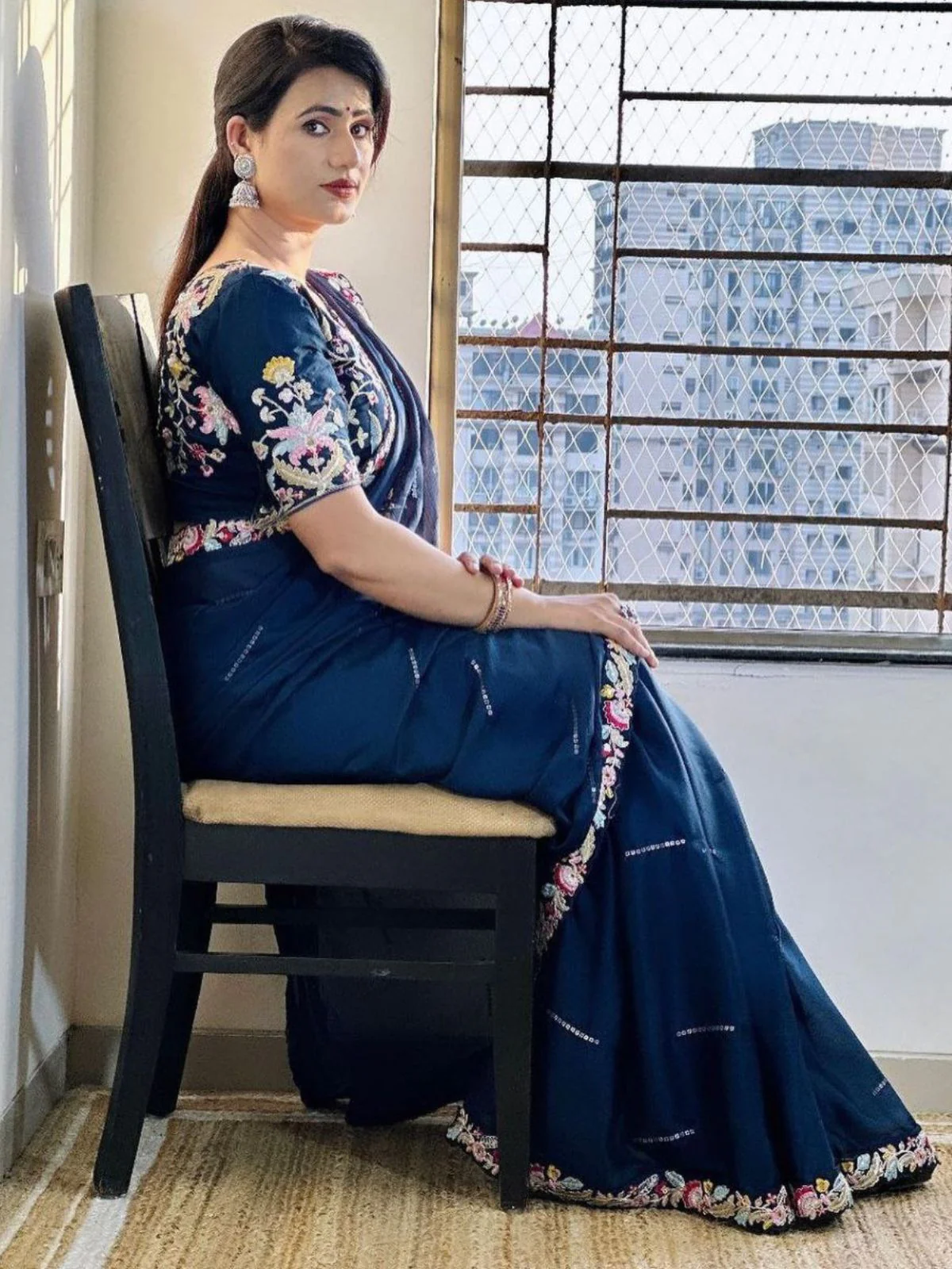 Odette Navy Blue Embroidered Silk Blend Saree With Stitched Blouse For Women - Image 2