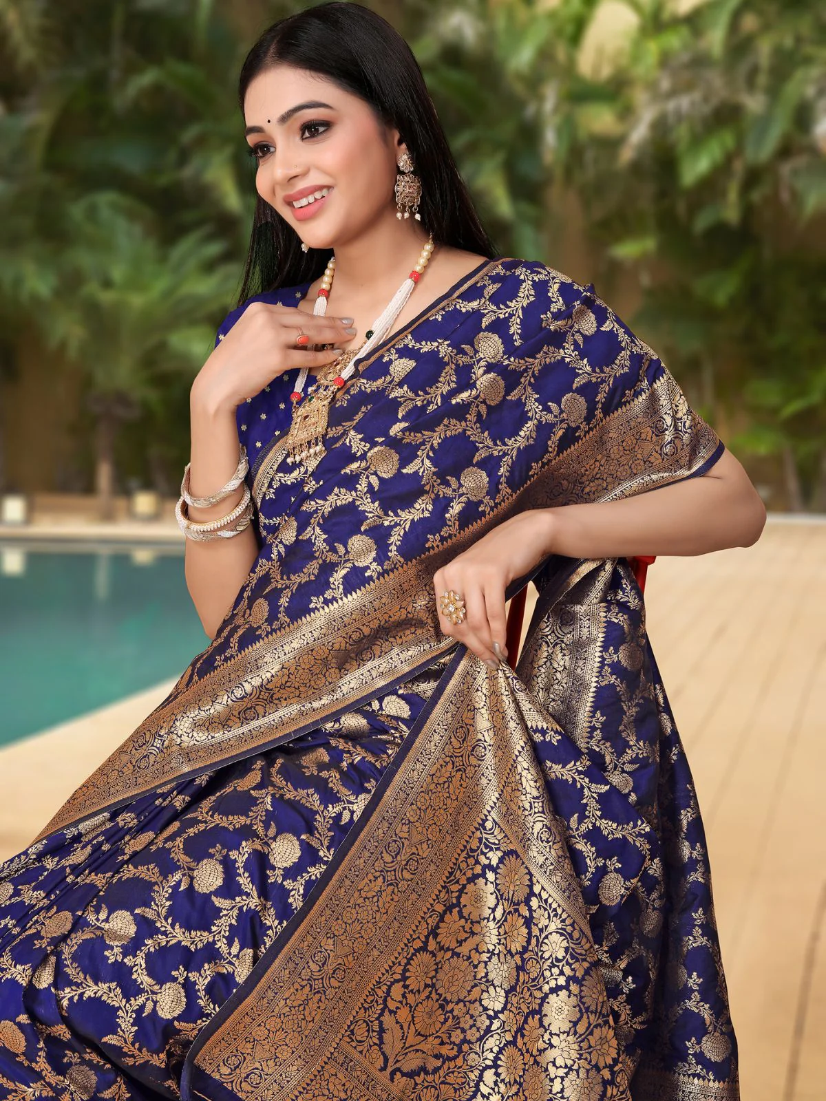 Odette Navy Blue Woven Banarasi Silk Saree With unstitched Blouse For Women - Image 4