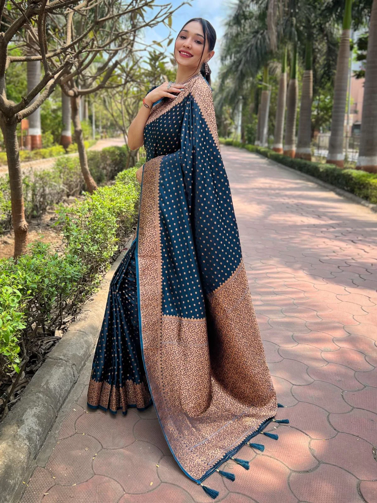 Odette Navy Blue Woven Design Silk Blend Saree With Unstitched Blouse For Women - Image 2