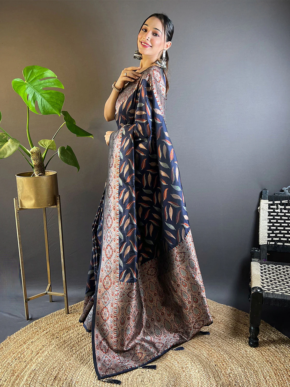 Odette Navy Blue Woven Design Soft Silk Saree With Unstitched Blouse For Women - Image 2