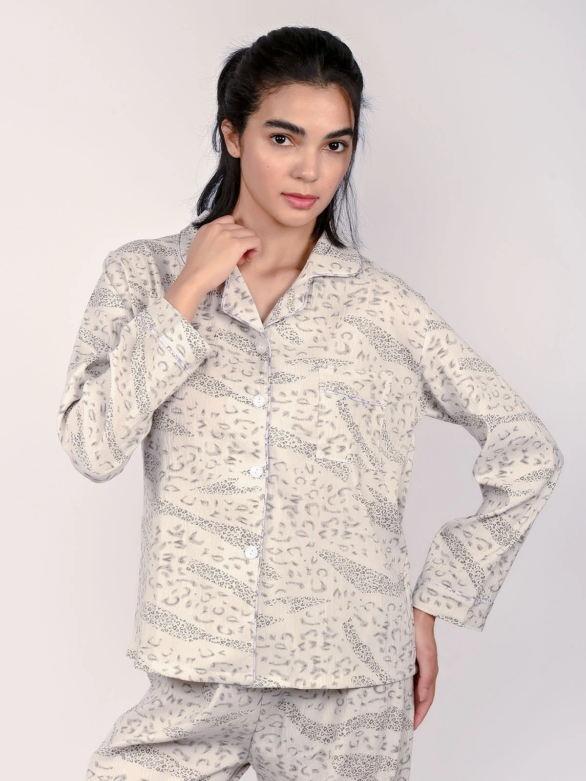Odette Off White Cotton Printed Night Wear Set For Women - Image 4