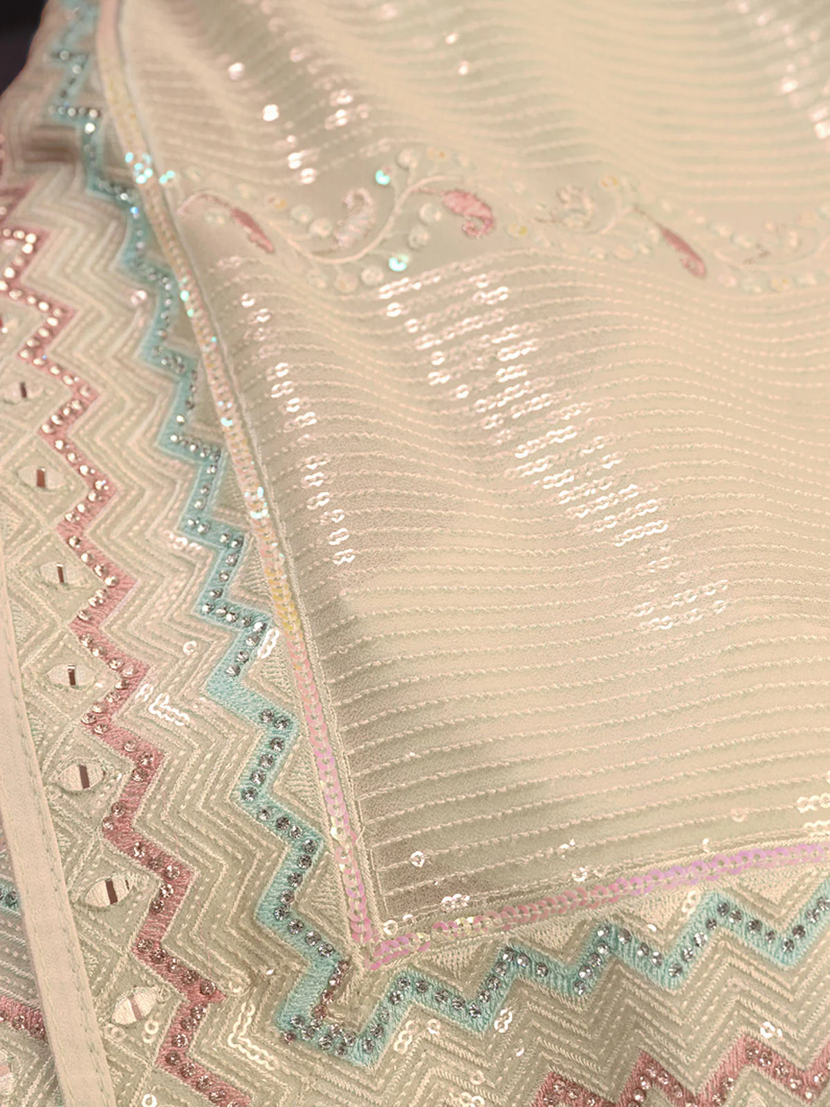 Odette Off white Embellished Georgette Saree With unstitched Blouse For Women - Image 5
