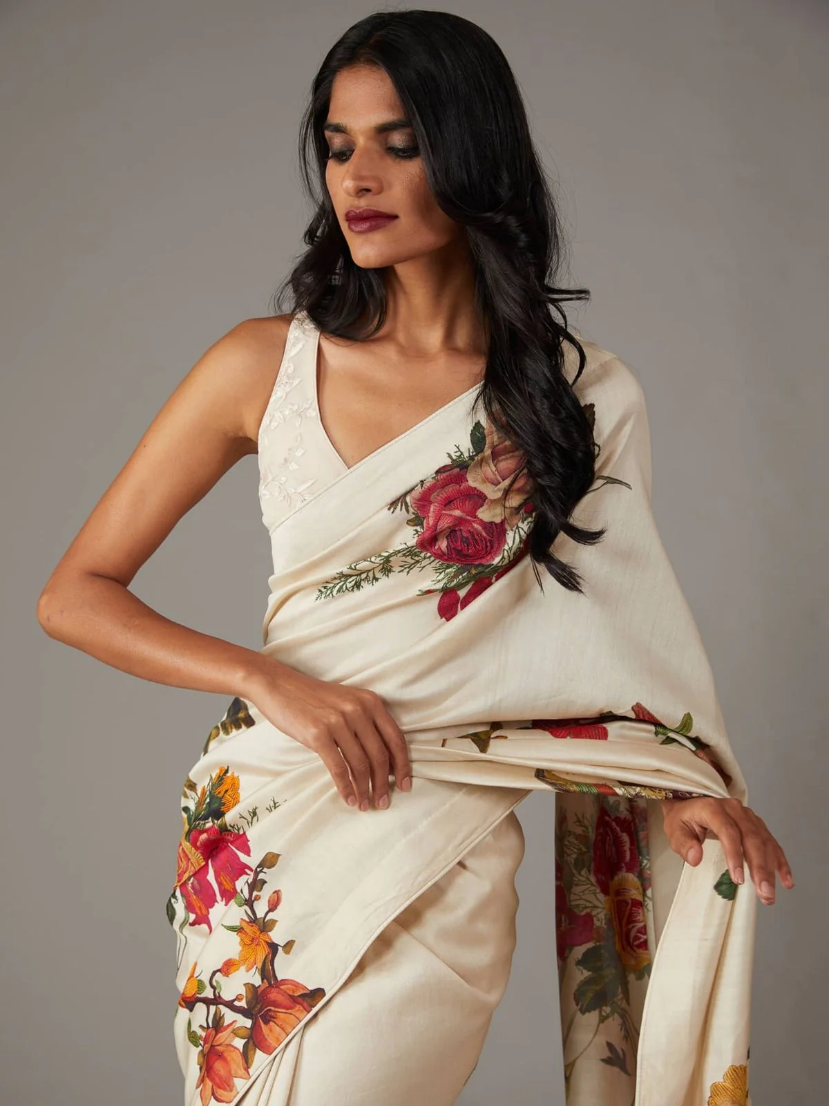 Odette Off White Georgette Floral Printed Saree With Unstitched Blouse For Women - Image 4